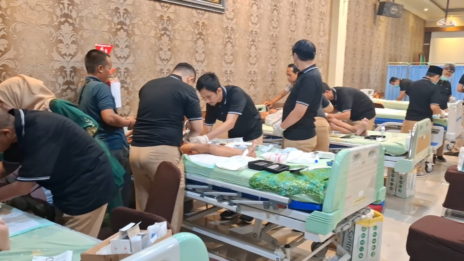 PEDULI: Suasana khitanan massal yang digelar RSI Siti Hajar Sidoarjo. (M SAIFUL ROHMAN/RADAR SIDOARJO)
