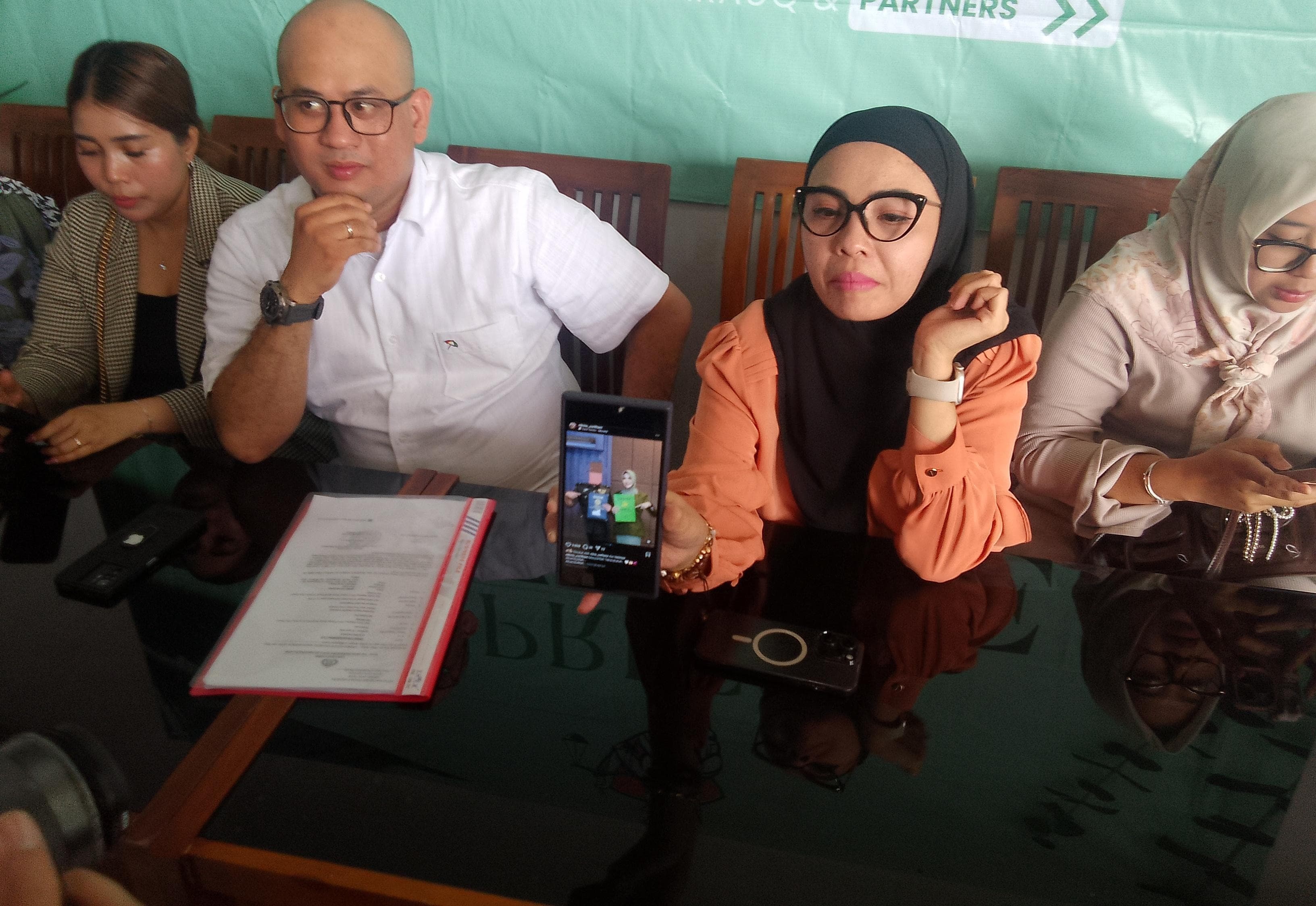 LAPOR POLISI: Ibu-ibu beberkan kronologi arisan bodong di Sidoarjo. (DIKY PUTRA SANSIRI/RADAR SIDOARJO)