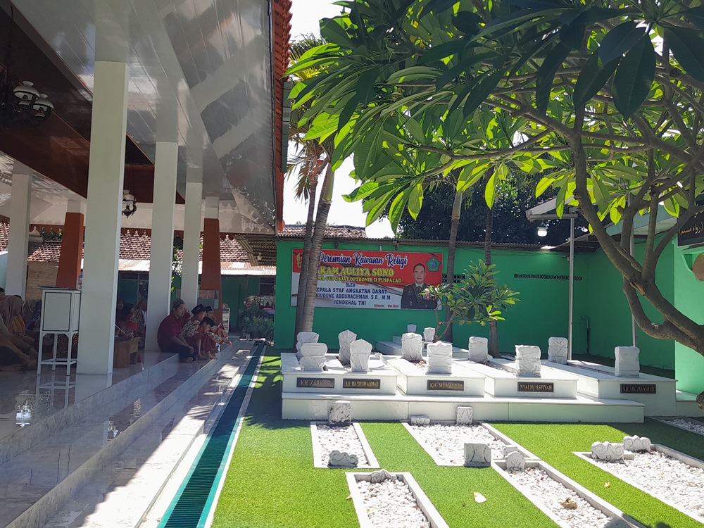 BAKAL DIRENOVASI: Makam Auliya Sono di Desa Sidokerto banyak didatangi peziarah.  (M SAIFUL ROHMAN/RADAR SIDOARJO)