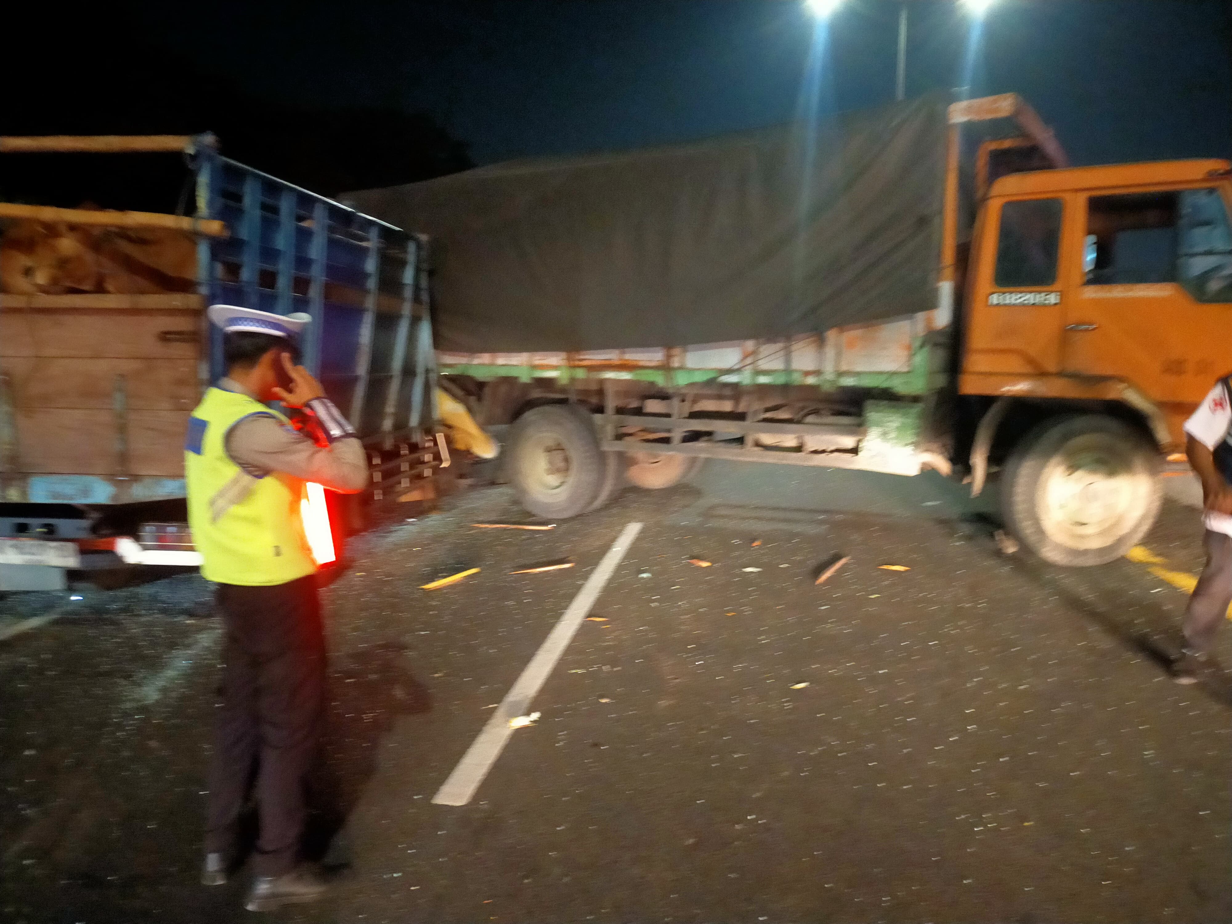 RINGSEK : Dua truk terlibat kecelakaan di tol Sidoarjo arah Waru, Sabtu (19/4) malam.