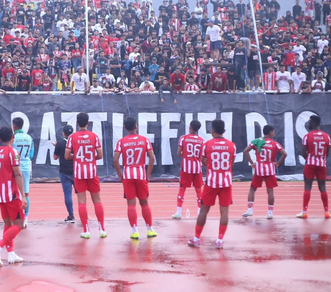 PENDUKUNG SETIA: Pemain Deltras Sidoarjo saat menyapa para supporter di stadion. (IST)