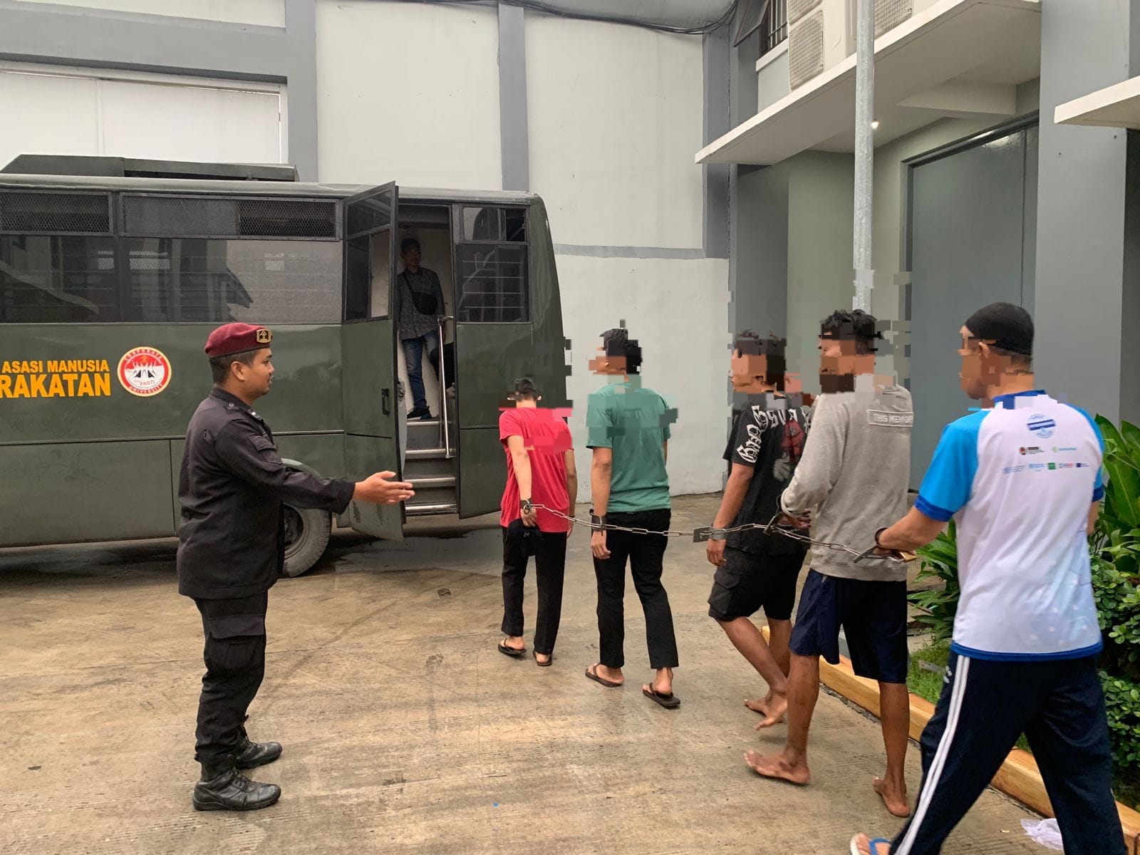 PENGAWALAN KETAT : Proses pemindahan narapidana di Rutan Kelas I Surabaya, Medaeng, Waru. (IST)