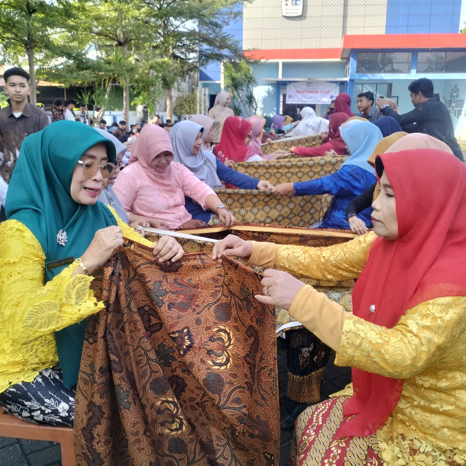 SEMANGAT: Para ibu guru SMA Antartika Sidoarjo lomba miro sewek atau melipat yang benar. (ANAS/RADAR SIDOARJO)