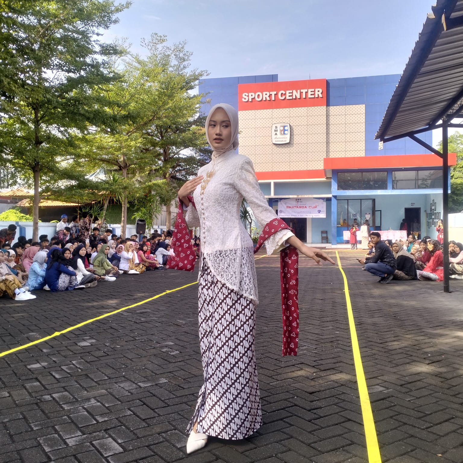 ELEGAN: Salah satu siswa SMA Antartika Sidoarjo melakukan fashion show di halaman sport center. (ANAS/ RADAR SIDOARJO)