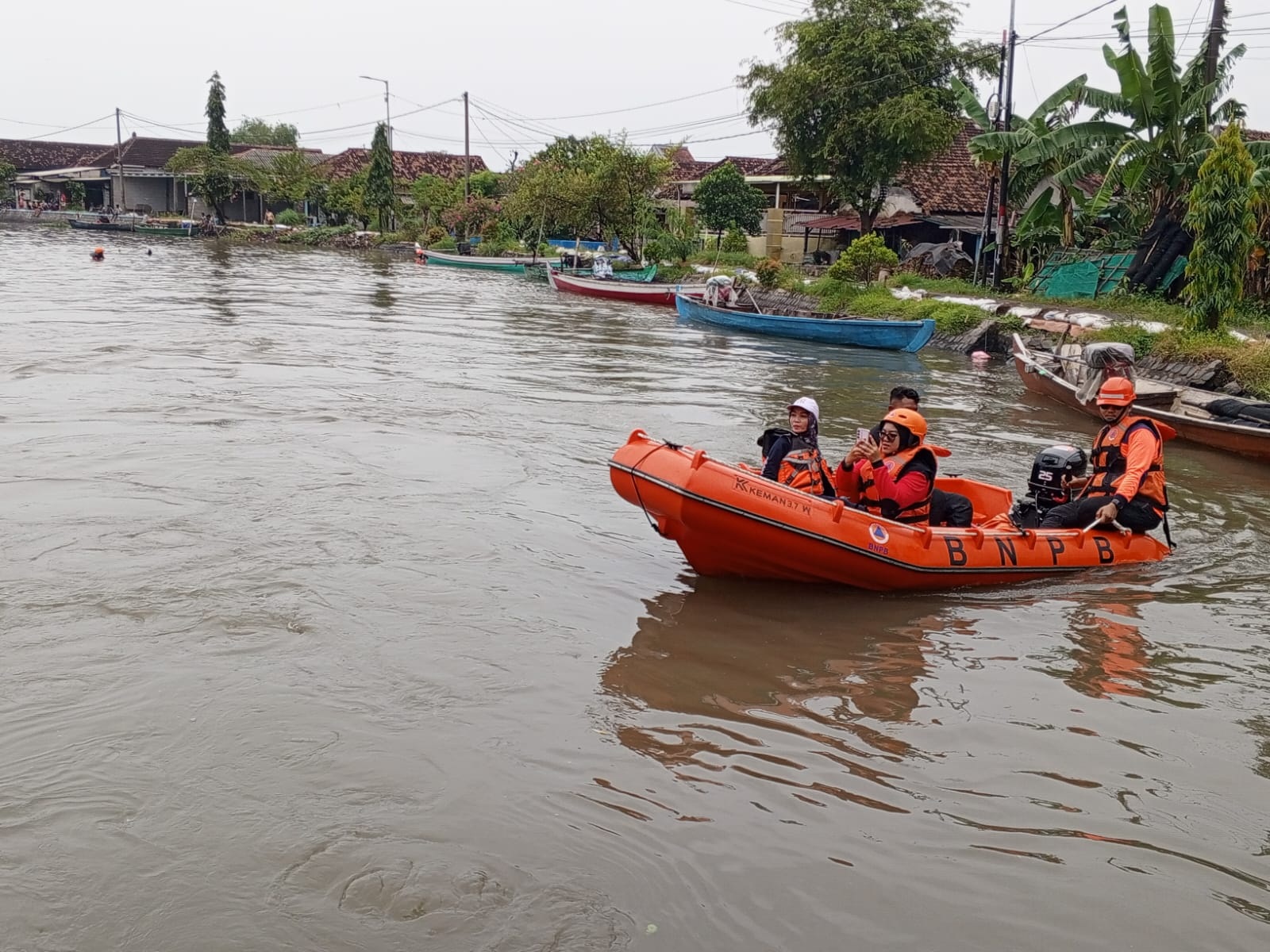 KERJA SAMA: Tim rescue BPBD Sidoarjo naik perahu karet untuk latihan penyelamatan, Senin (21/4).