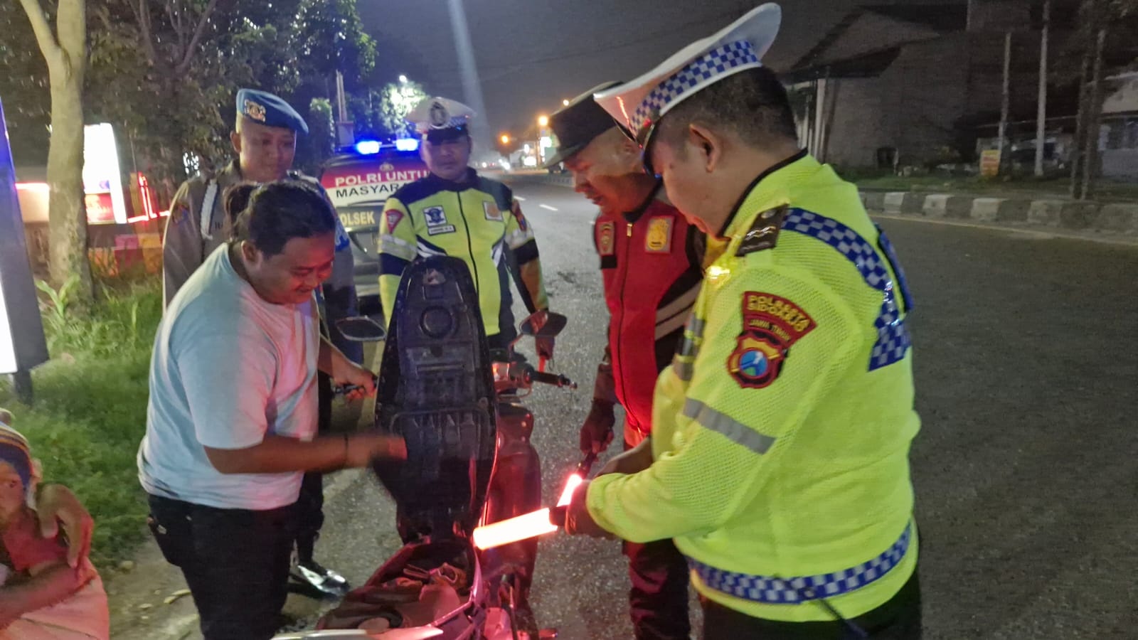 TEGAS: Polisi menghentikan pengendara demi menjaga keamanan dan kondusivitas wilayah Balongbendo.