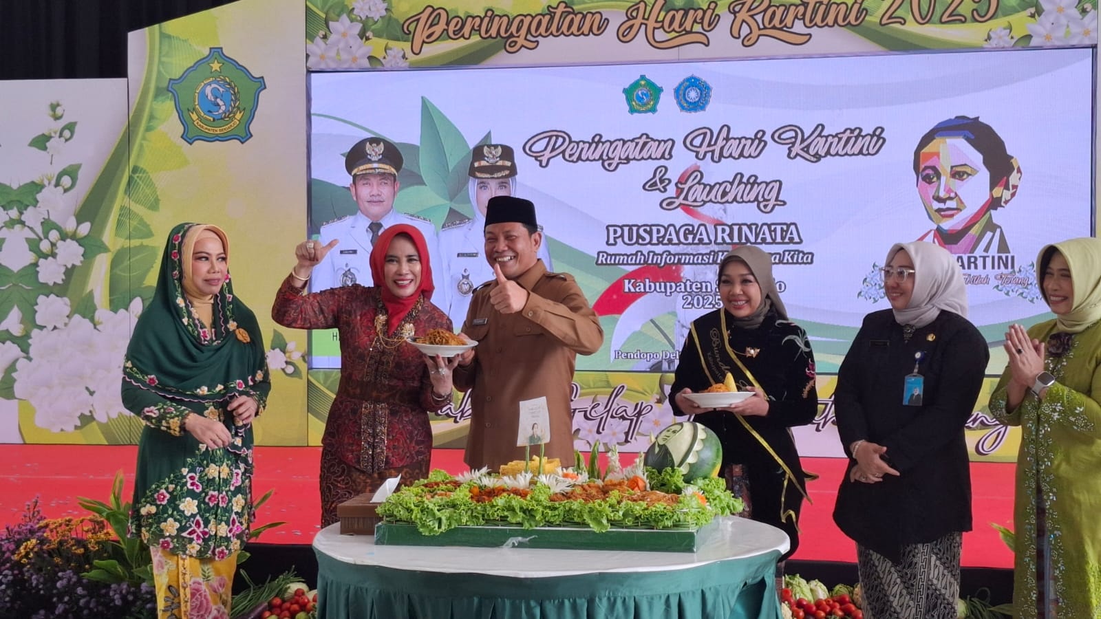 POTONG TUMPENG: Bupati Sidoarjo Subandi bersama Wakil Bupati Sidoarjo Mimik Idayana di momen perayaan Hari Kartini. (M SAIFUL ROHMAN/RADAR SIDOARJO)