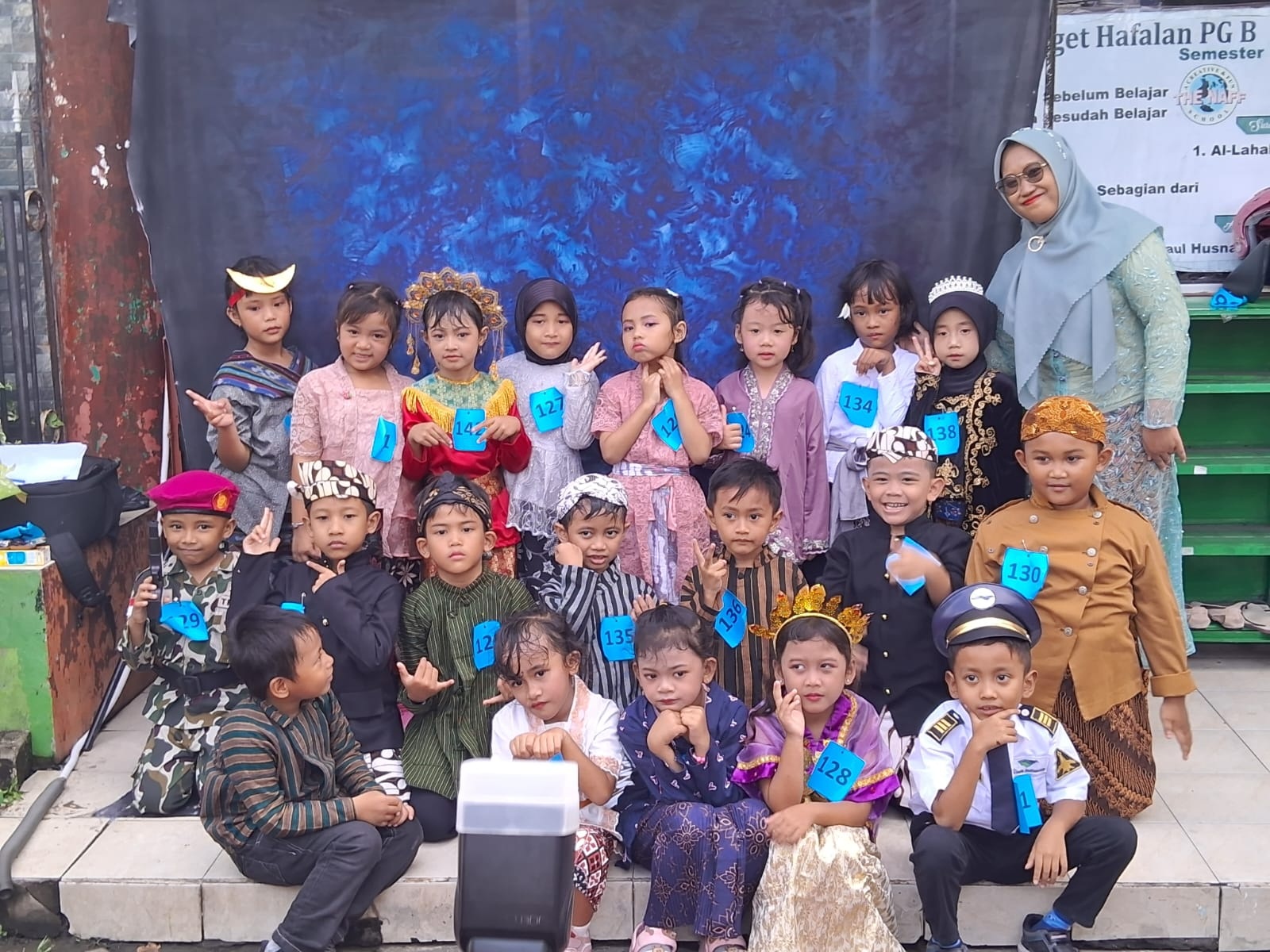 KOMPAK: Foto bersama SD The Naff kelas 1 dalam kegiatan Hari Kartini. (ANAS/RADAR SIDOARJO)
