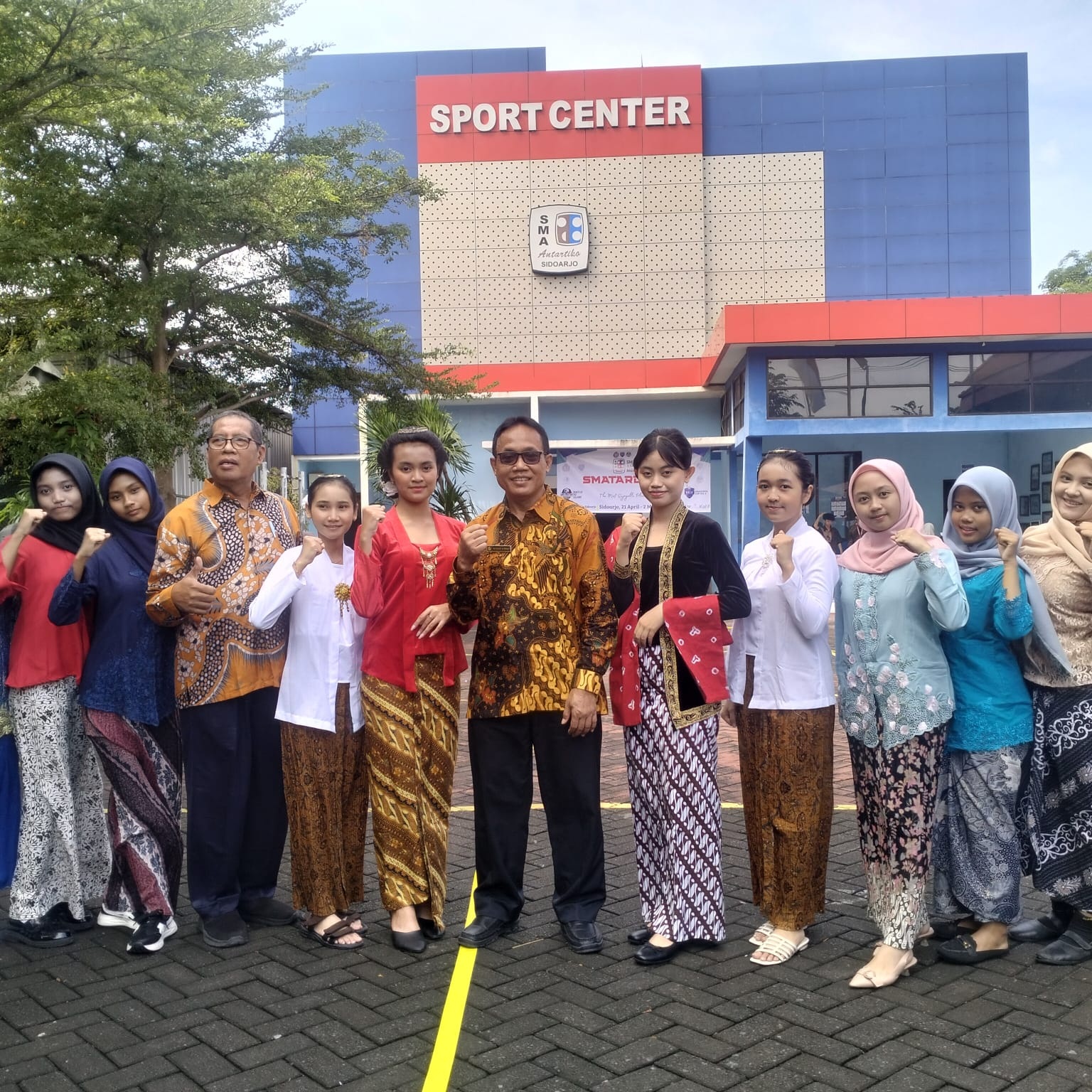 BANGGA: Para siswa saat foto bersama kepala SMA Antartika Sidoarjo, Mudjani Ahmad. (ANAS/RADAR SIDOARJO)