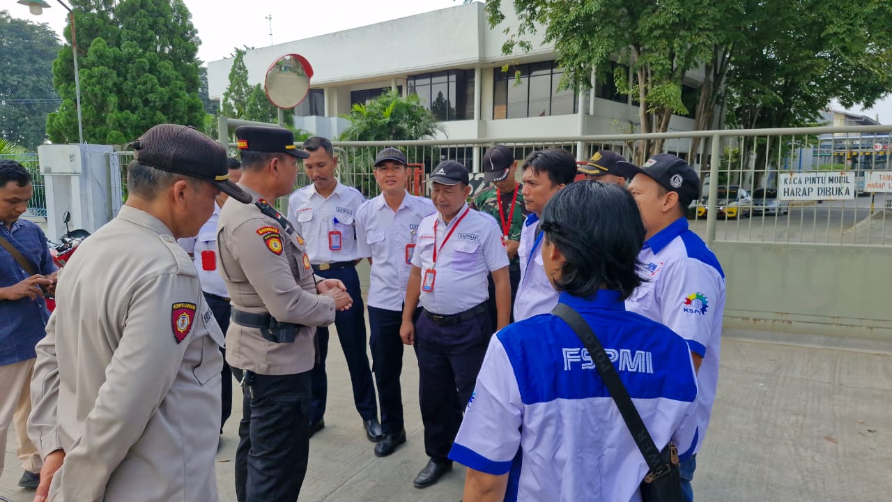 MEDIASI : Kapolsek Balongbendo berdialog dengan perwakilan karyawan dan perusahaan di depan pabrik Jalan Kemangsen, Balongbendo, Sidoarjo, Selasa (22/4). (IST/RADAR SIDOARJO)