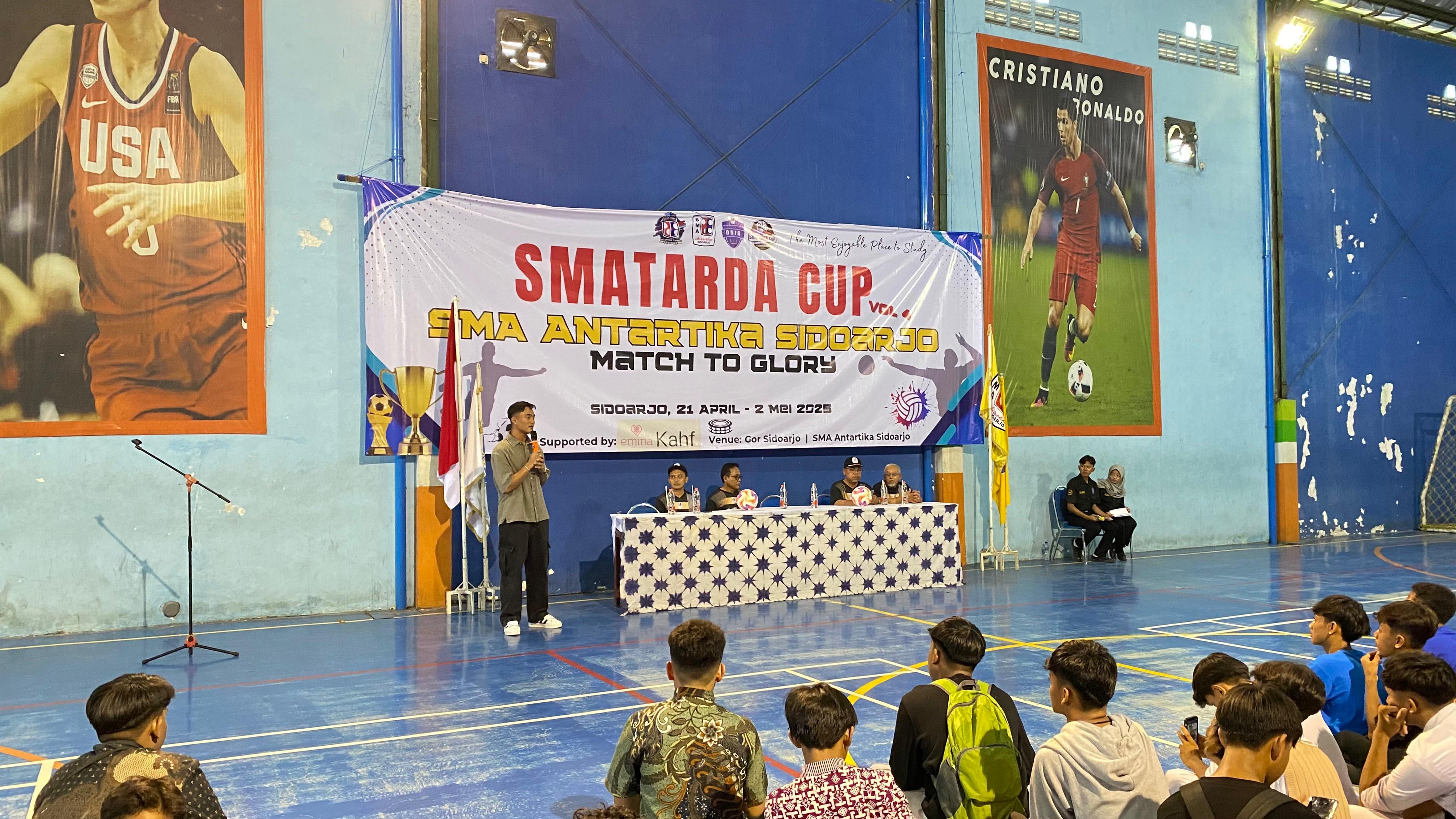 SUKSES:Ernando Ari kiper tim Nasional Indonesia saat sambutan dalam pembukaan SMATARDA CUP 2025 di sport center. (ANAS/RADAR SIDOARJO)