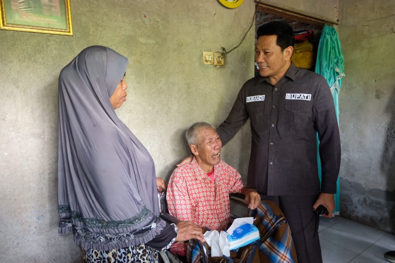 EMPATI: Bupati Sidoarjo Subandi saat mengunjungi Supardi di Desa Temu, RT 4 RW 1, Kecamatan Prambon.