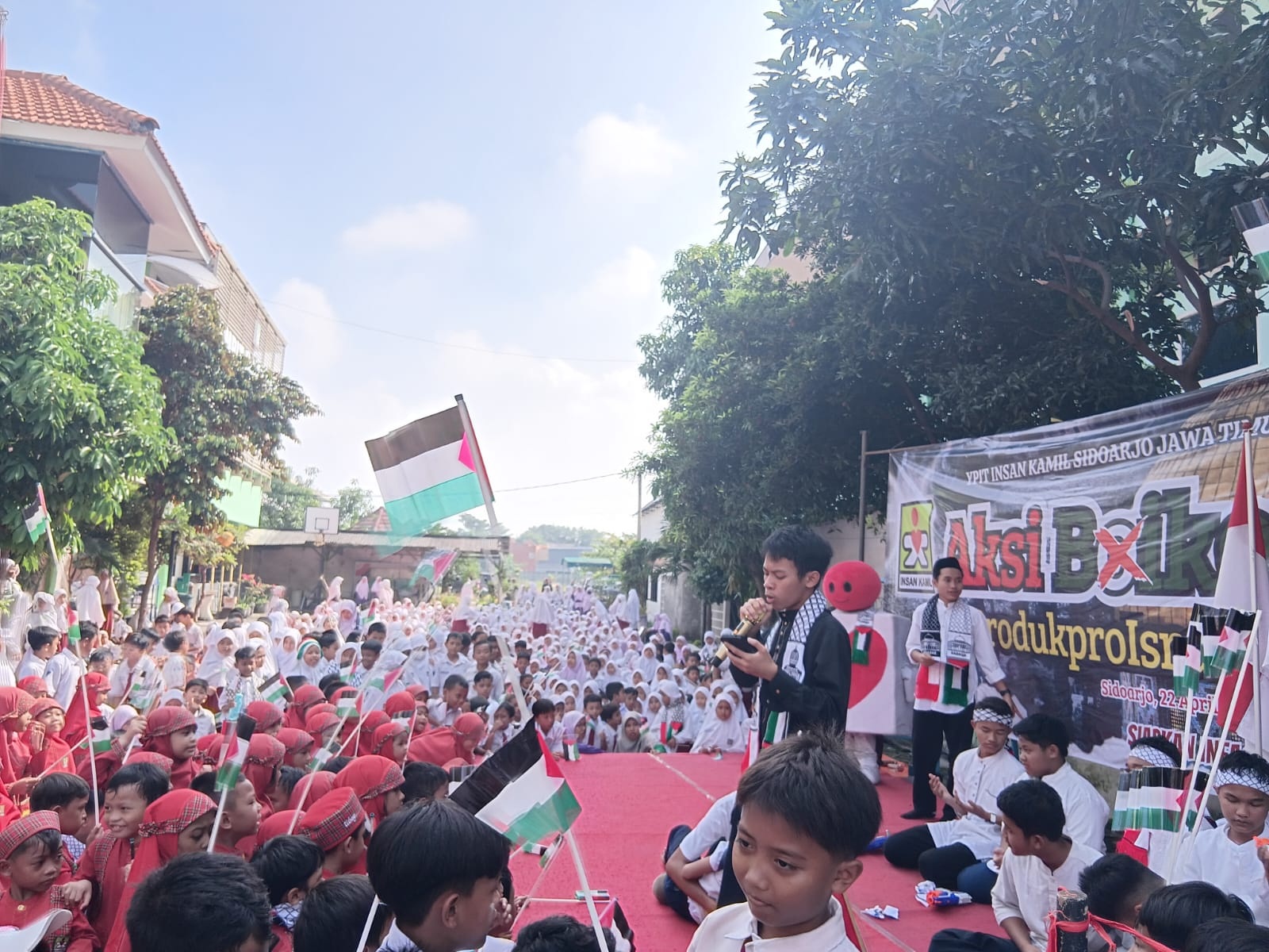 KOMPAK: Para siswa saat mengikuti aksi solidaritas untuk Palestina. (ANAS/RADAR SIDOARJO)