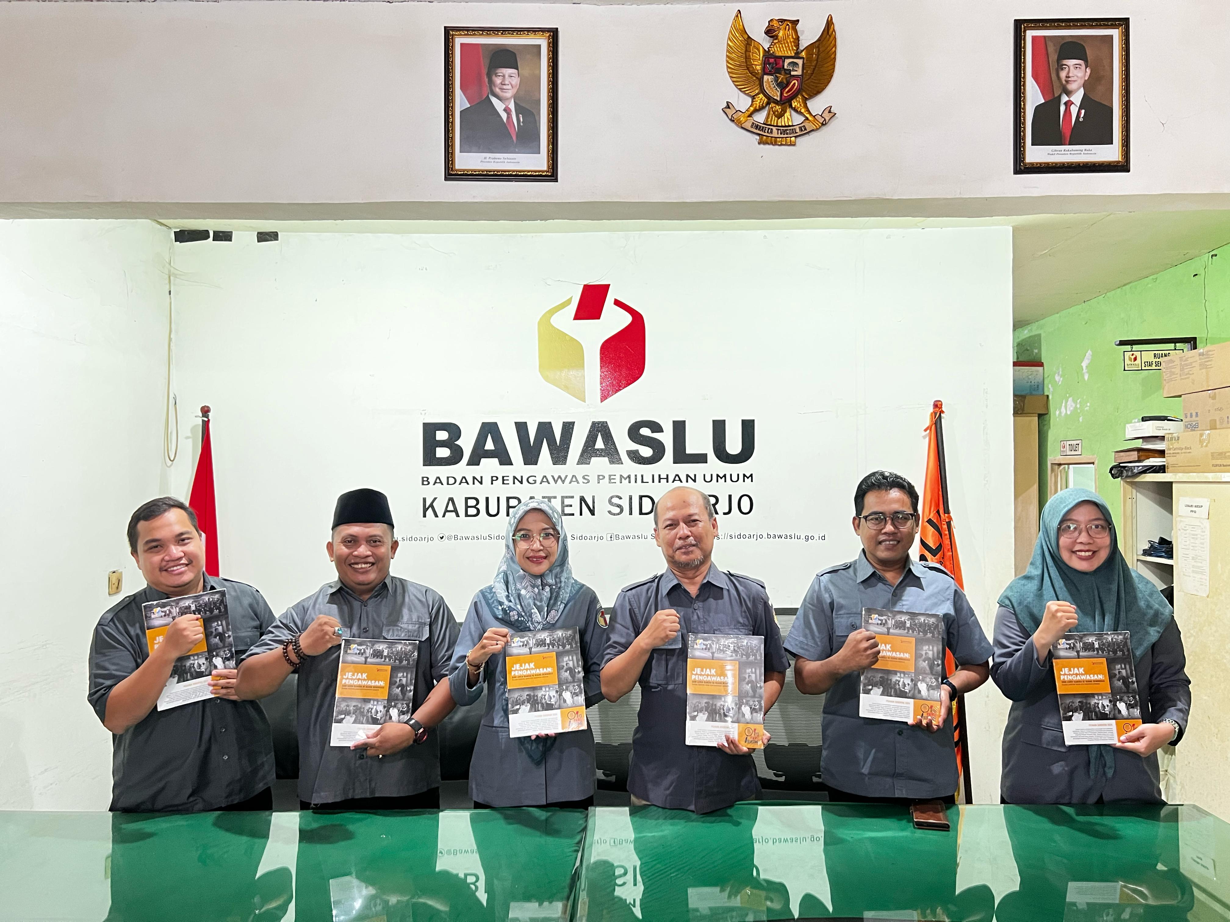 KREATIF: Bawaslu Sidoarjo meluncurkan sebuah karya dokumenter dalam bentuk buku berjudul "Jejak Pengawasan: Dari Lensa Kamera ke Ruang Demokrasi".