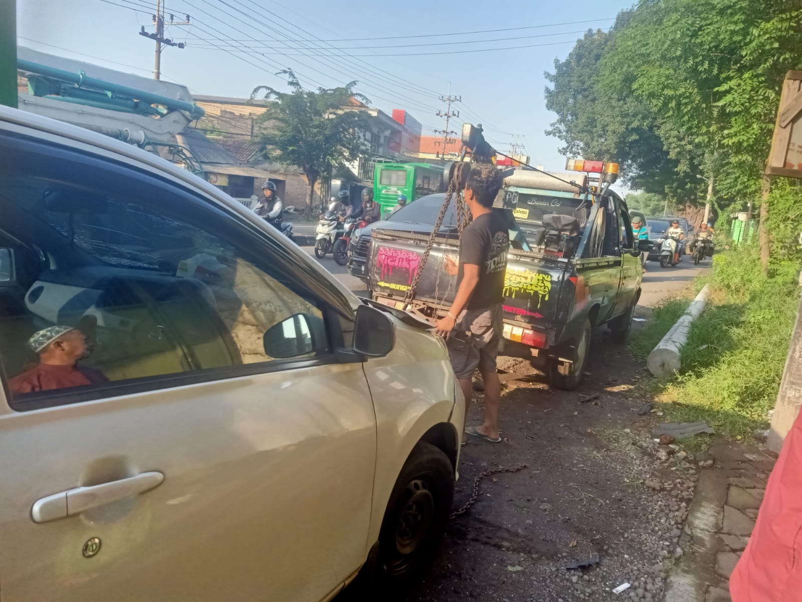RUSAK : Kondisi kendaraan usai terlibat kecelakaan di Jalan Raya Taman, Sidoarjo, Rabu (23/4).