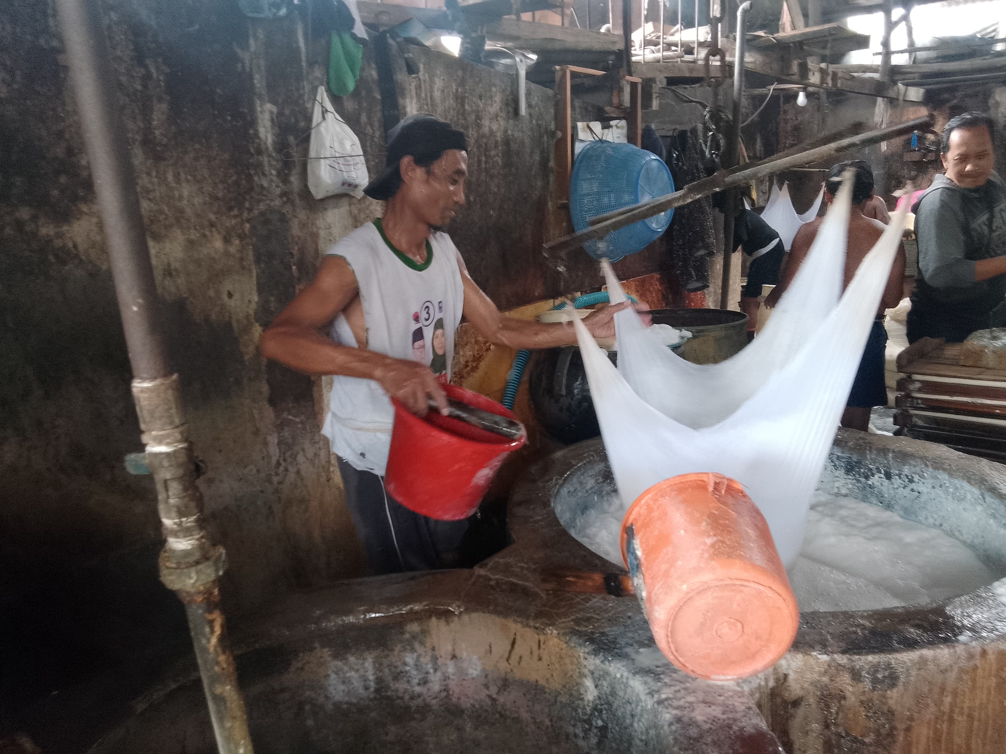 MELONJAK: Proses produksi tahu dari awal hingga akhir di Desa Kedungboto, Kecamatan Taman, Rabu (23/4). (DIKY PUTRA SANSIRI/RADAR SIDOARJO)