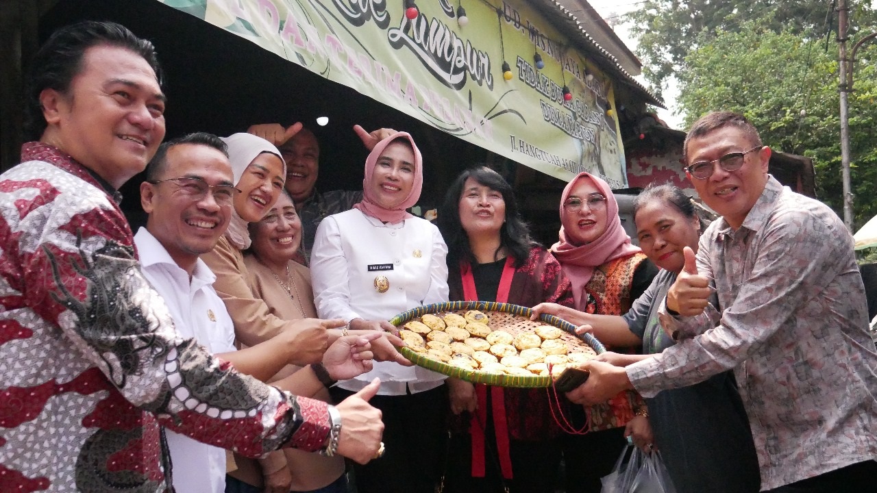 UMKM: Wakil Bupati Sidoarjo Mimik Idayana (tengah) mengajak rombongan tamu mengunjungi salah satu sentra pembuatan kue lumpur.