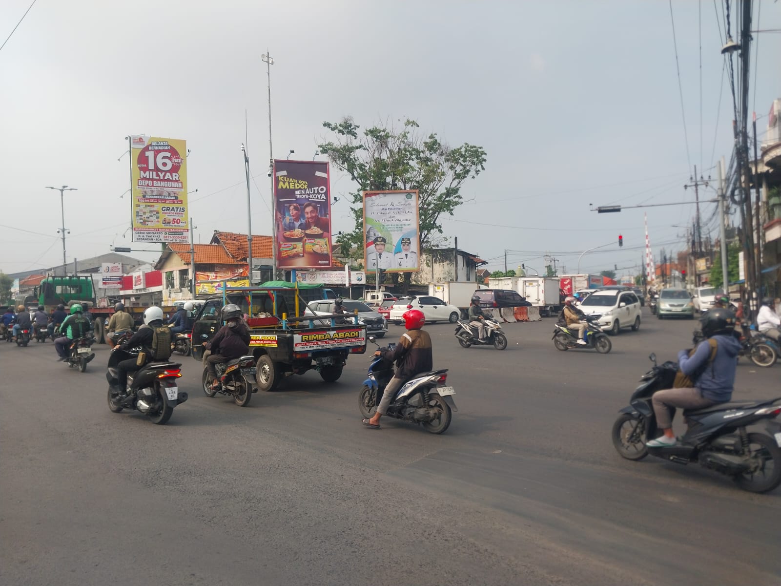 PADAT MERAYAP: Perempatan Gedangan jadi salah satu titik kemacetan di Sidoarjo setiap harinya. (M SAIFUL ROHMAN/RADAR SIDOARJO)