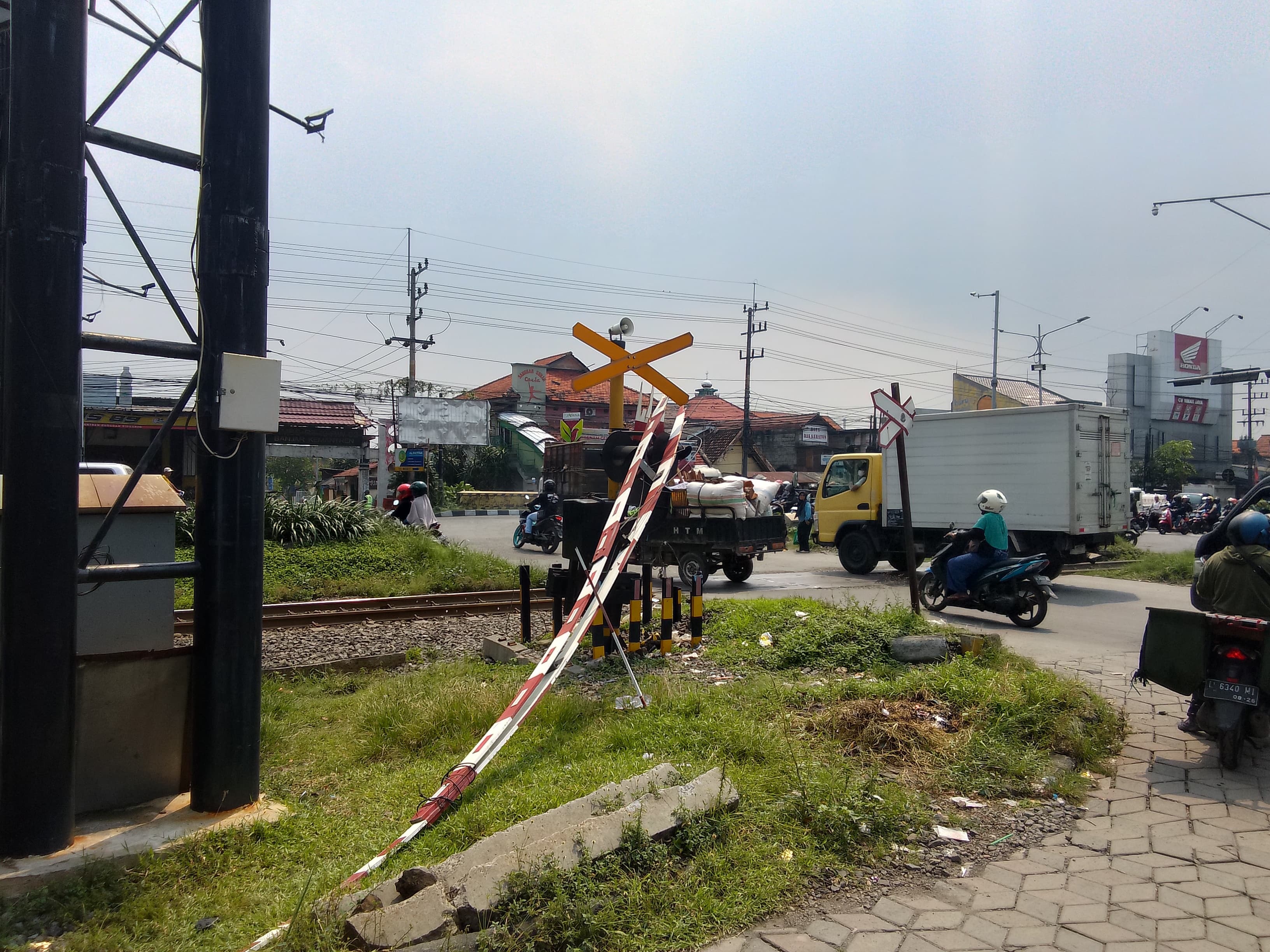 RUSAK: Kondisi palang pintu usai tertabrak kereta api di Buduran , Kamis (24/4). (DIKY PUTRA SANSIRI/RADAR SIDOARJO)