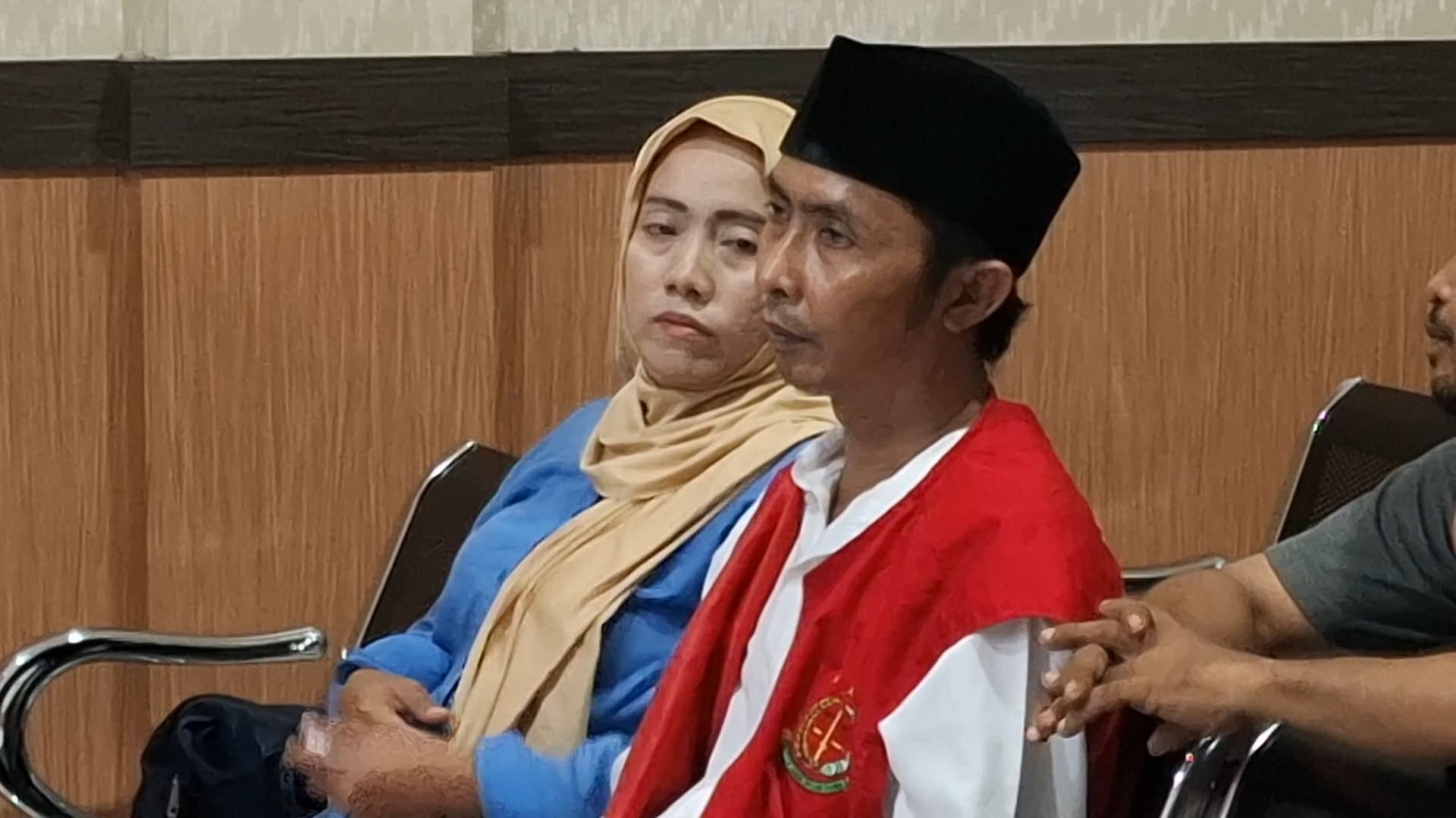 PENGEDAR: Terdakwa Iyek (rompi merah) menjalani sidang putusan di PN Sidoarjo, Kamis (24/4). (DIKY PUTRA SANSIRI/RADAR SIDOARJO)