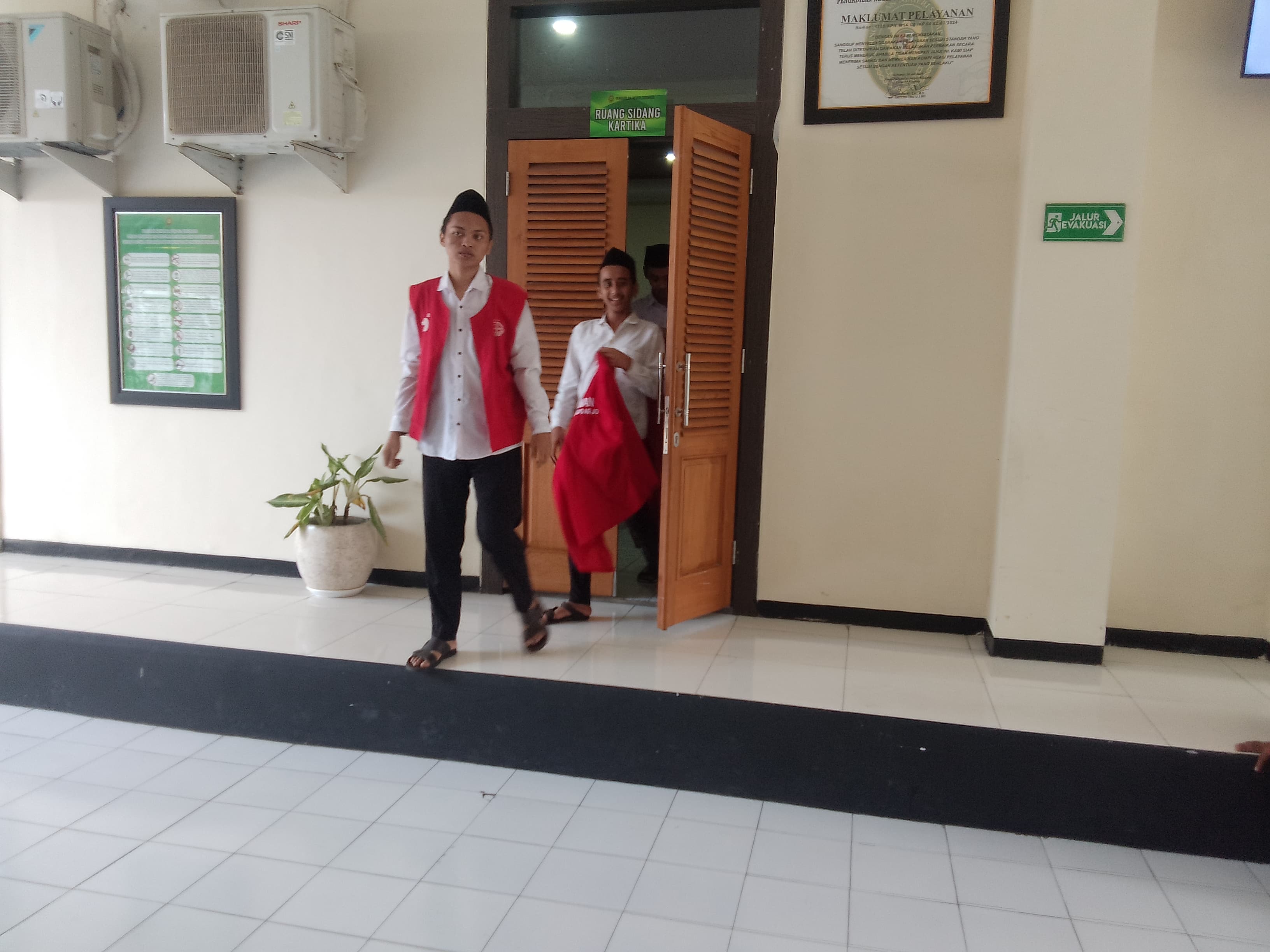 BUDAK NARKOBA: Dua terdakwa perkara sabu jalani sidang di PN Sidoarjo. (DIKY PUTRA SANSIRI/RADAR SIDOARJO)