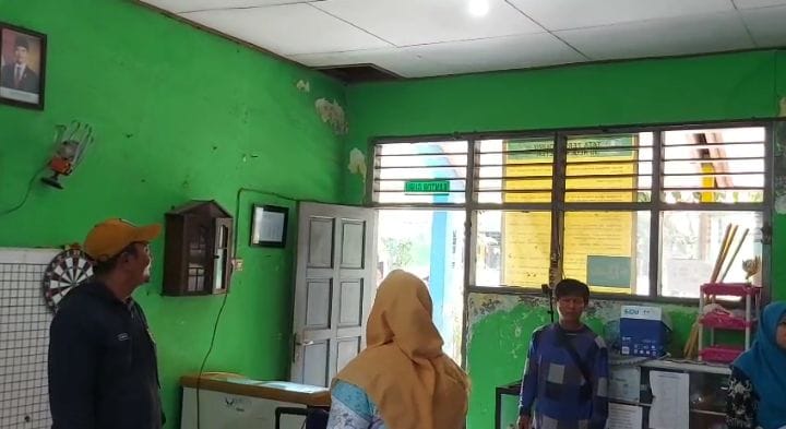 DICURI: Kondisi ruang guru di SDN Kletek pasca dibobol pencuri, Jumat (25/4).