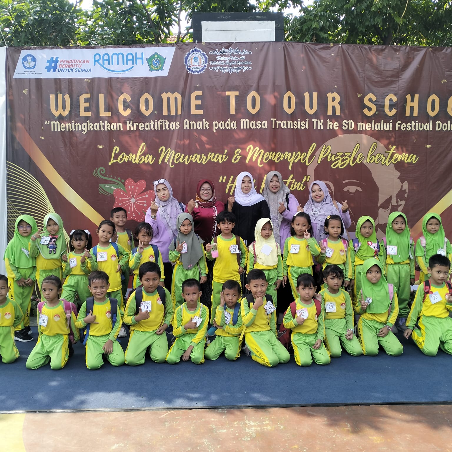 KREATIF: Foto bersama kepala SDN Gelam 2 Ayu Made Juniwati (jilbab putih) bersama guru dan peserta TK. (ANAS/RADAR SIDOARJO)