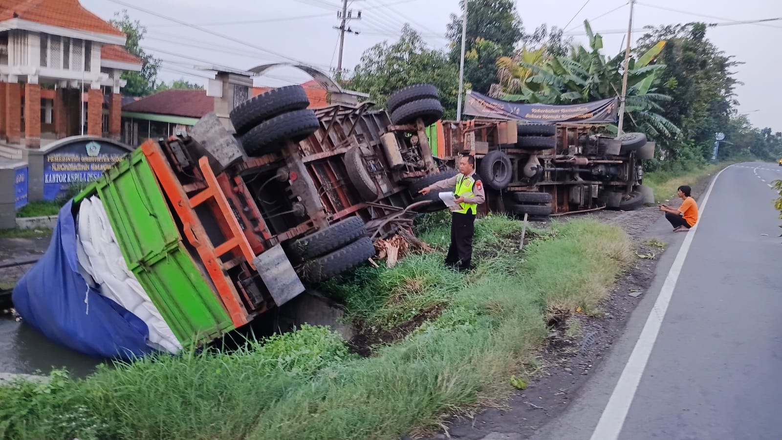 BERCECERAN : Truk gandeng terguling di Jalan Raya Balongbendo, Sidoarjo, Minggu (27/4) pagi. (IST/RADAR SIDOARJO)