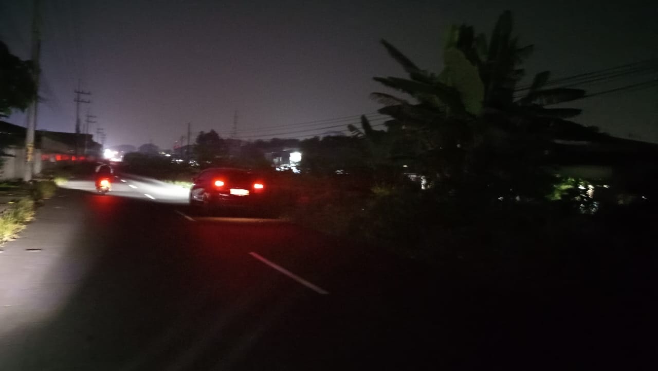 BERBAHAYA: Kondisi Jalan Frontage Road Gedangan yang gelap gulita, Minggu (27/4) dini hari. (DIKY PUTRA SANSIRI/RADAR SIDOARJO)  &nbsp;