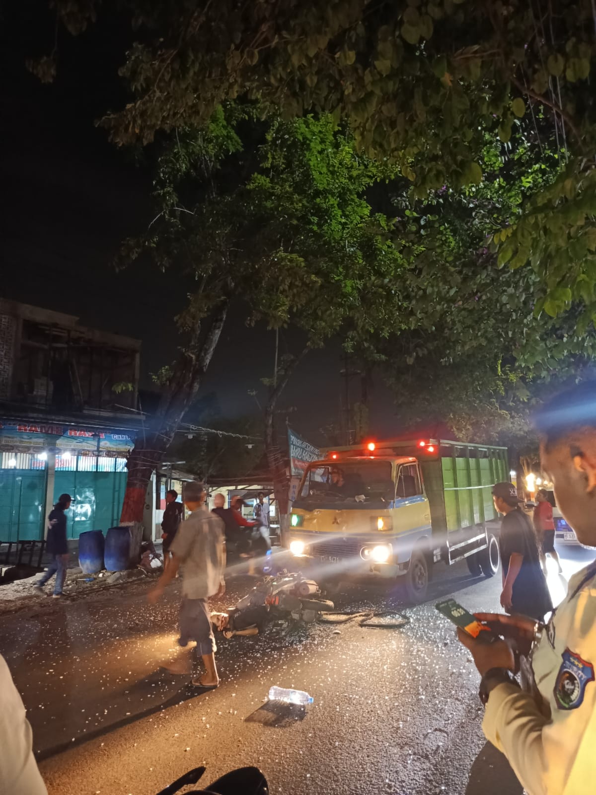 TRAGIS : Kondisi motor korban berada di depan truk pasca terjadinya kecelakaan di Brigjend Katamso, Waru, Sidoarjo, Senin (28/4). (IST/RADAR SIDOARJO)