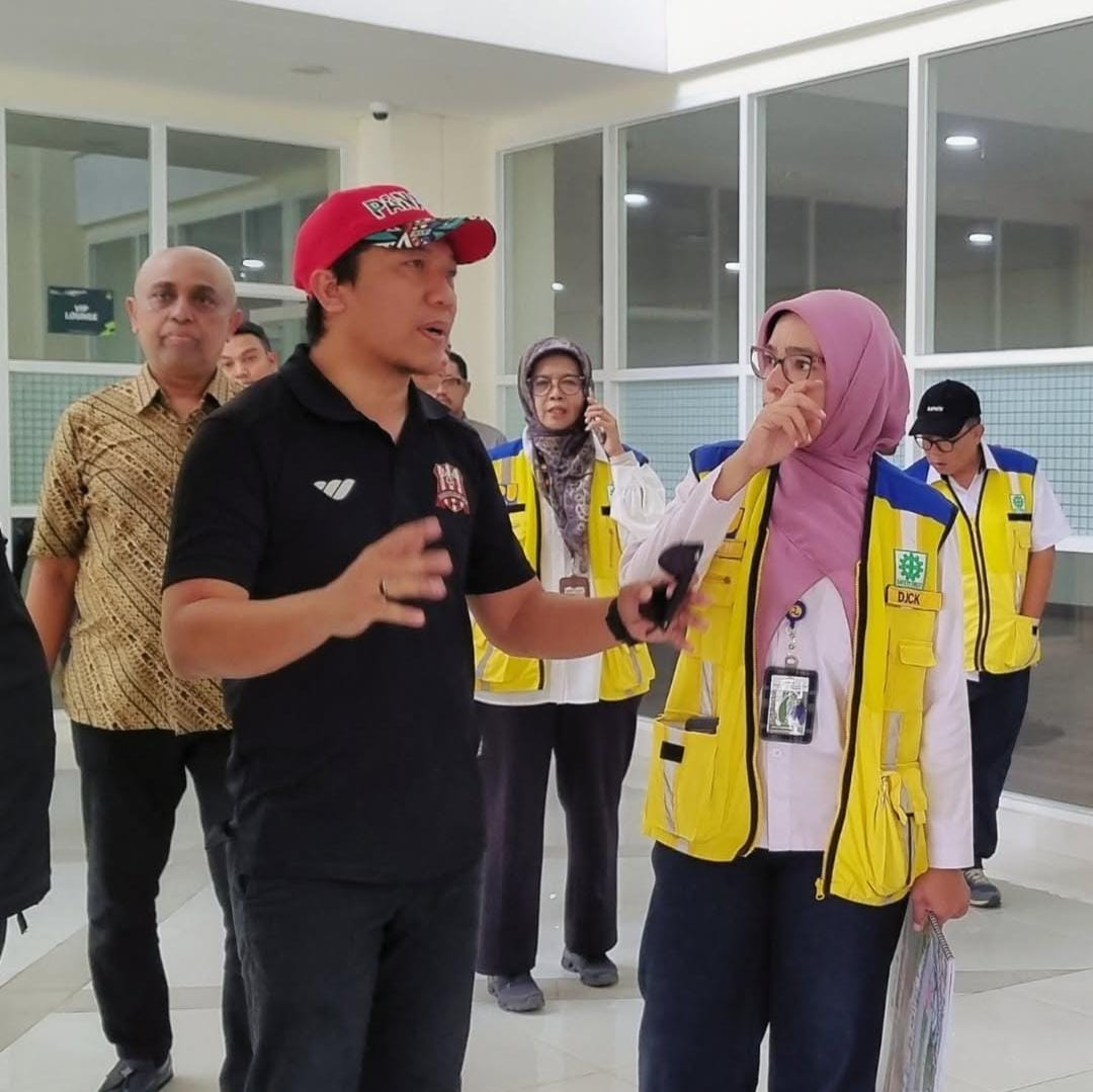 TARIF BARU: CEO Deltras Sidoarjo Amir Burhannudin (dua dari kiri) saat meninjau stadion.
