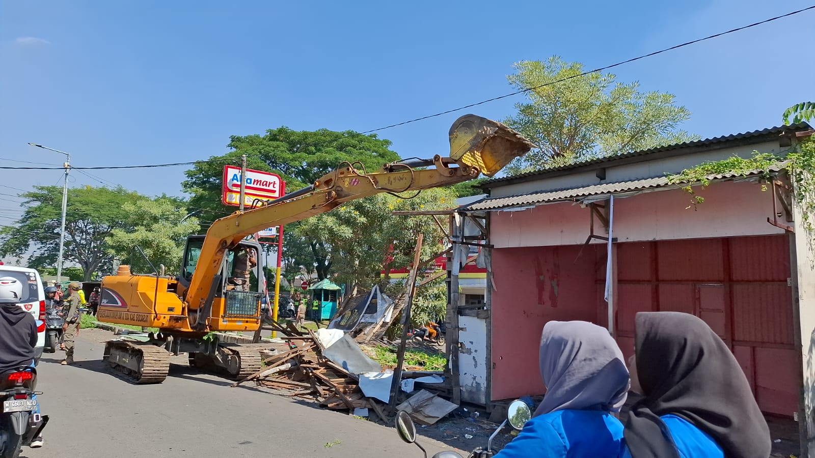 PENERTIBAN: Pembongkaran bangunan liar yang ada di saluran air Desa Gemurung, Kecamatan Gedangan. (M SAIFUL ROHMAN/RADAR SIDOARJO)