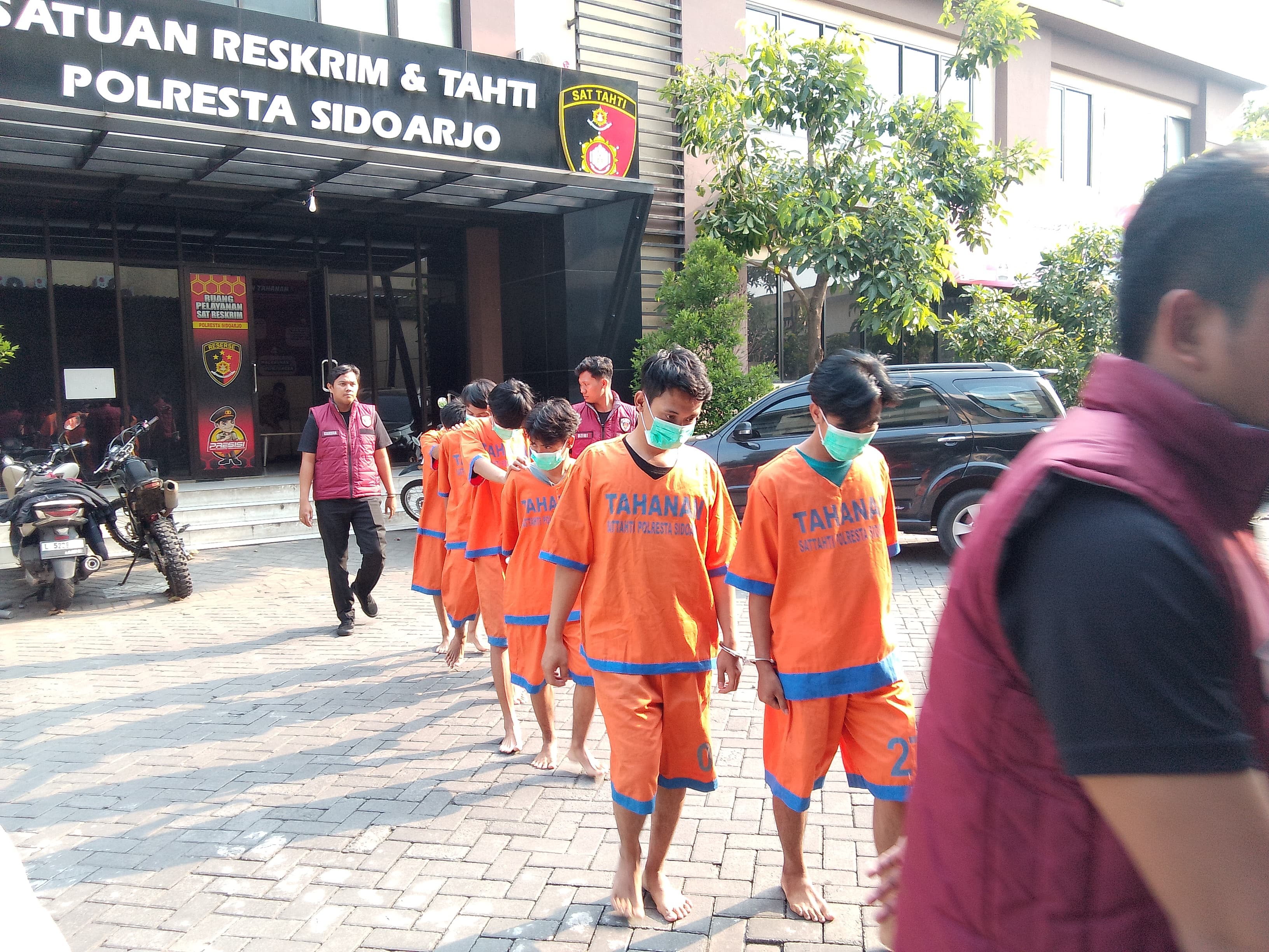 MABUK: Enam remaja ditangkap polisi di Sidoarjo, Selasa (29/4). (DIKY PUTRA SANSIRI/RADAR SIDOARJO)