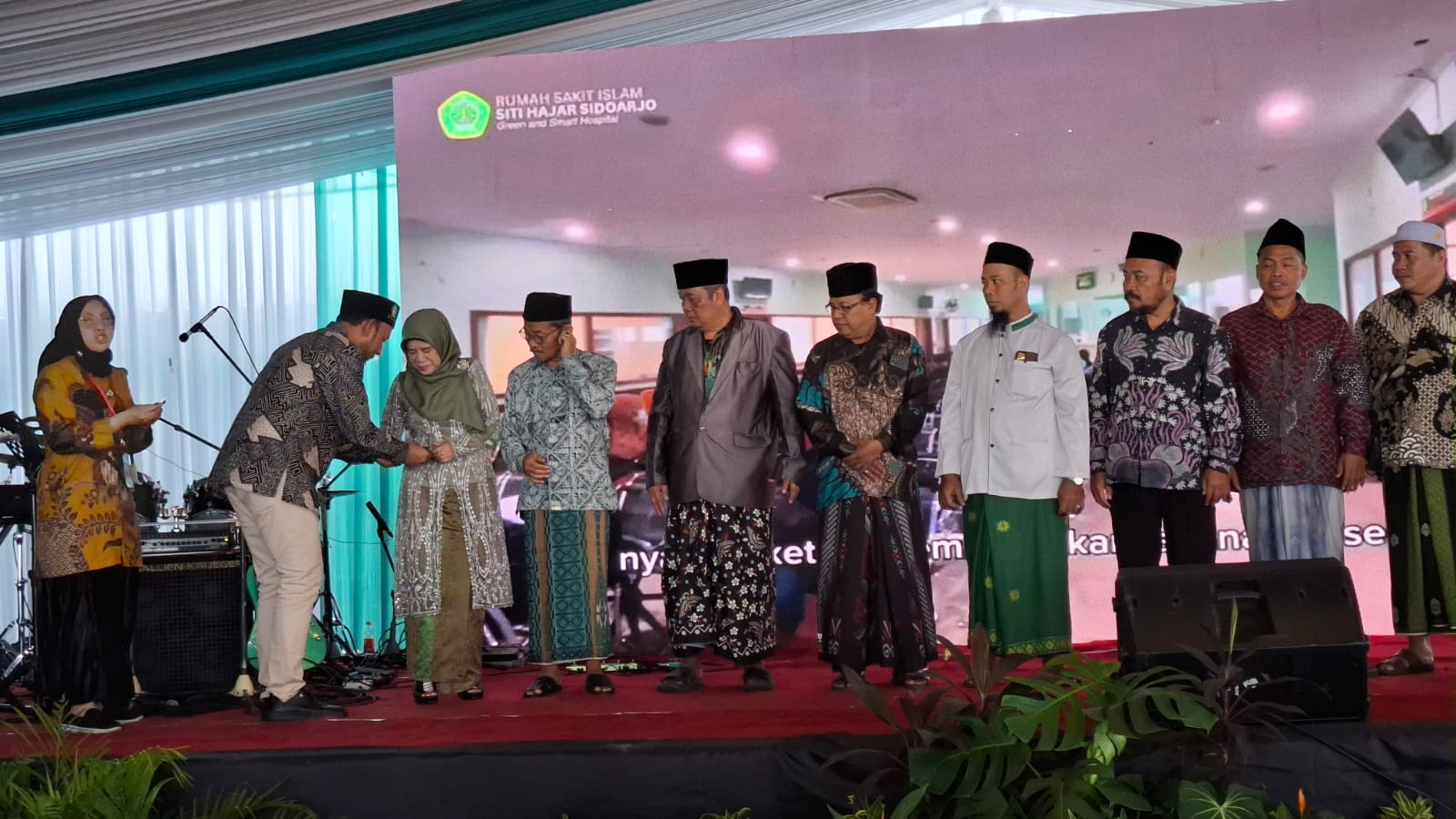 PRIORITAS: Direktur RSI Siti Hajar, dr Iqbal Faizin, saat membagikan Sipcard kepada tamu undangan. (M SAIFUL ROHMAN/RADAR SIDOARJO)