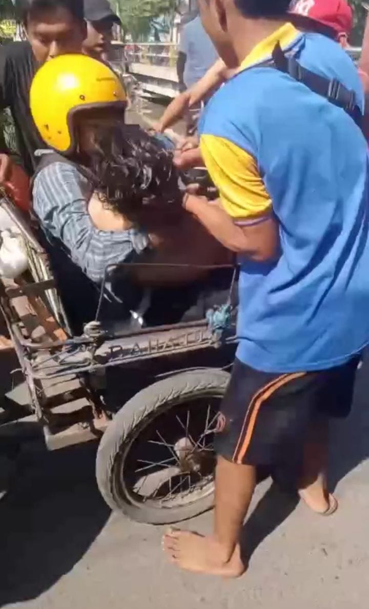DIGOTONG: Warga Menolong Pelajar SMA yang Tercebur di Sungai Gresikan, Krian.