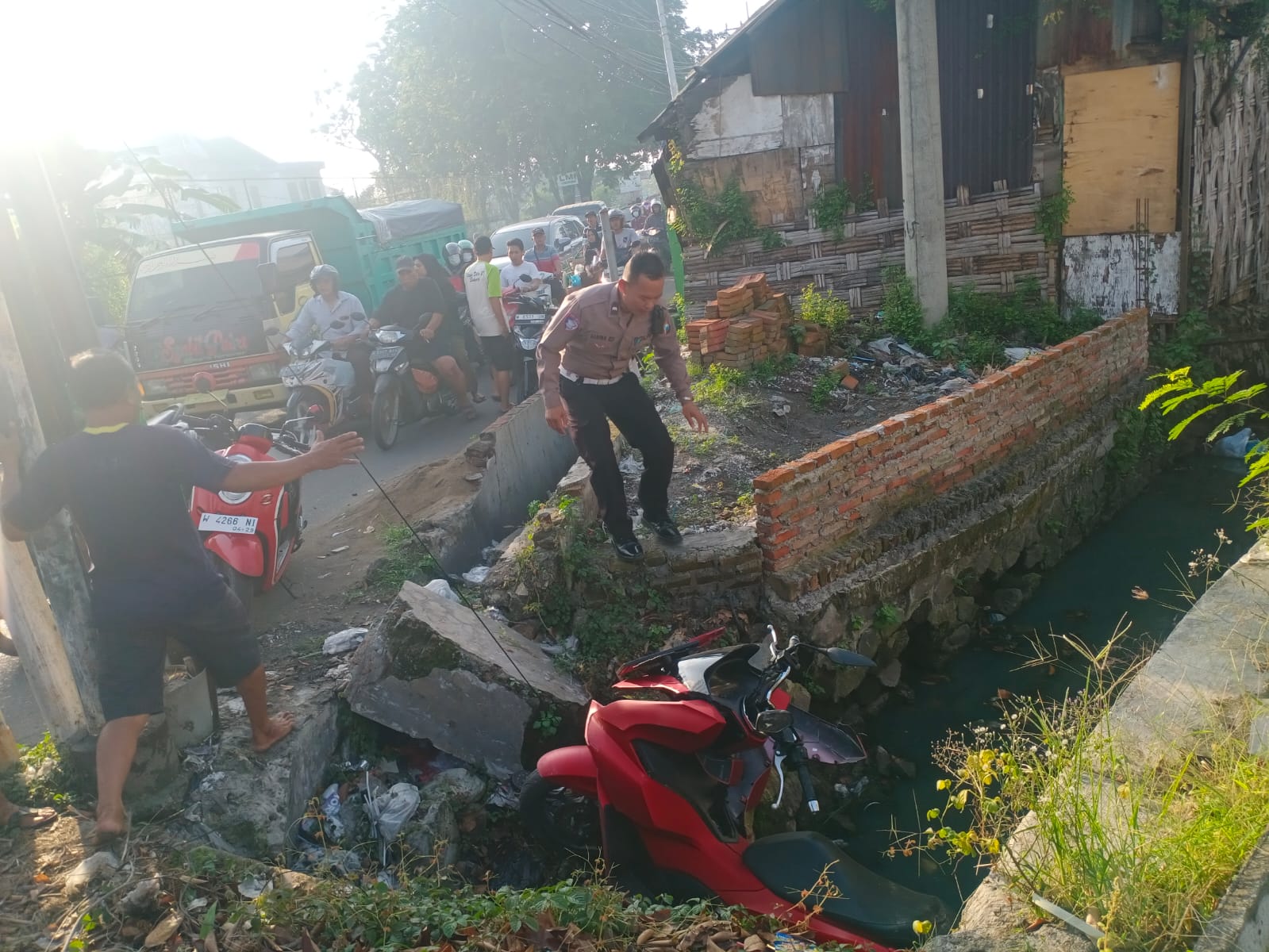 APES : Sepeda motor korban tercebur ke sungai di Jalan Raya Tenggulunan, Candi, Rabu (30/4).