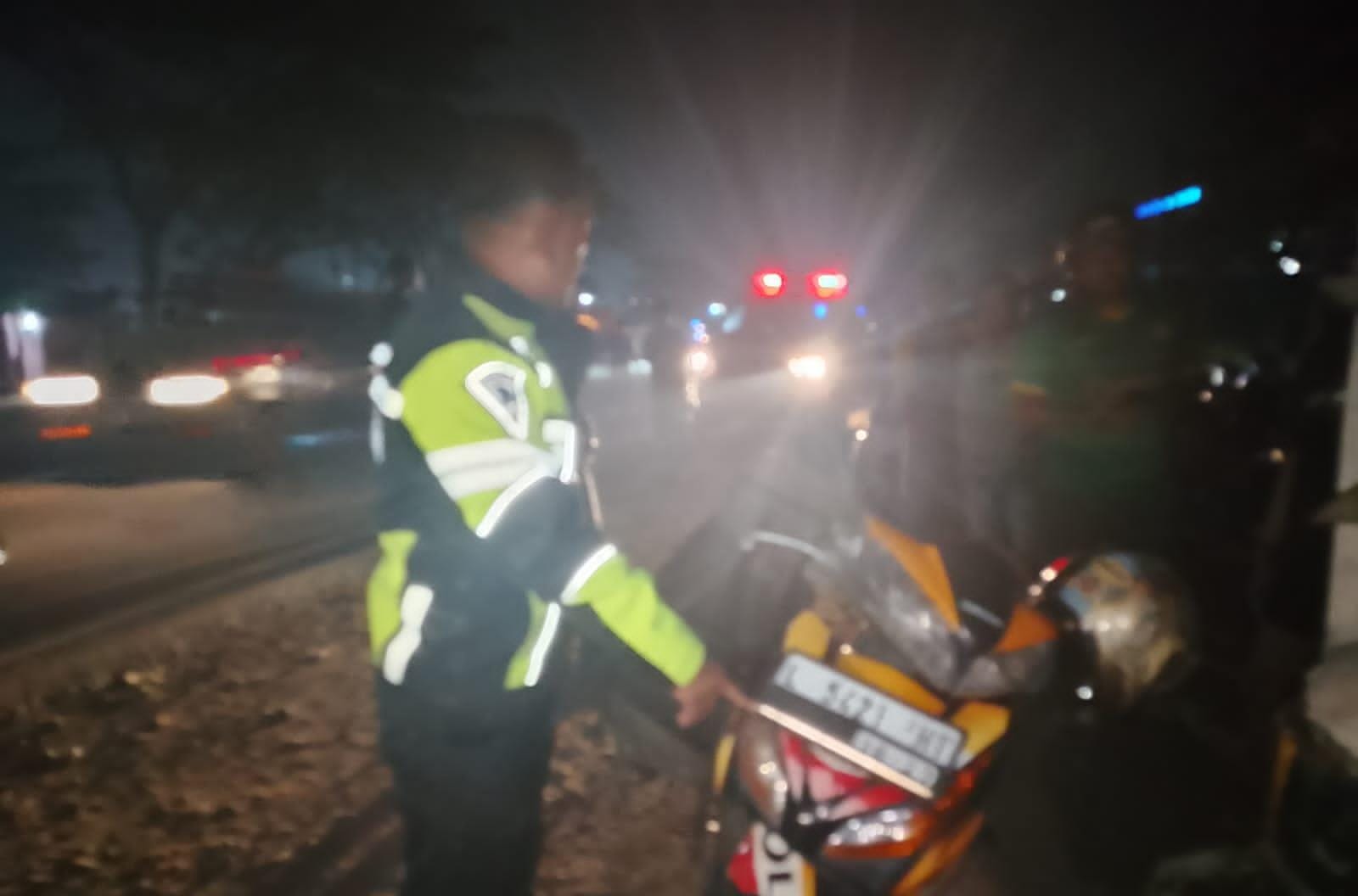 BARANG BUKTI : Sepeda motor Honda Blade yang dikendarai korban pengendara motor yang ditemukan meninggal dunia di Jalan Raya Bypass Krian, Sidoarjo. (IST/RADAR SIDOARJO)