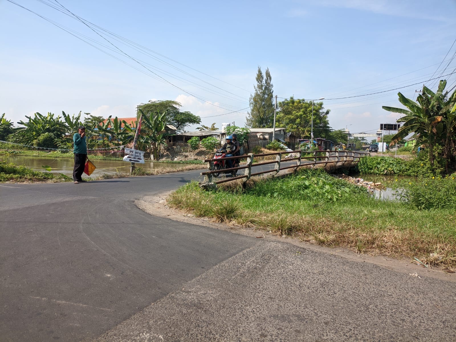 ANTISIPASI: Jembatan penghubung antara Desa Tarik Kidul, Sidoarjo dan Desa Kwatu, Mojokerto perlu perbaikan.