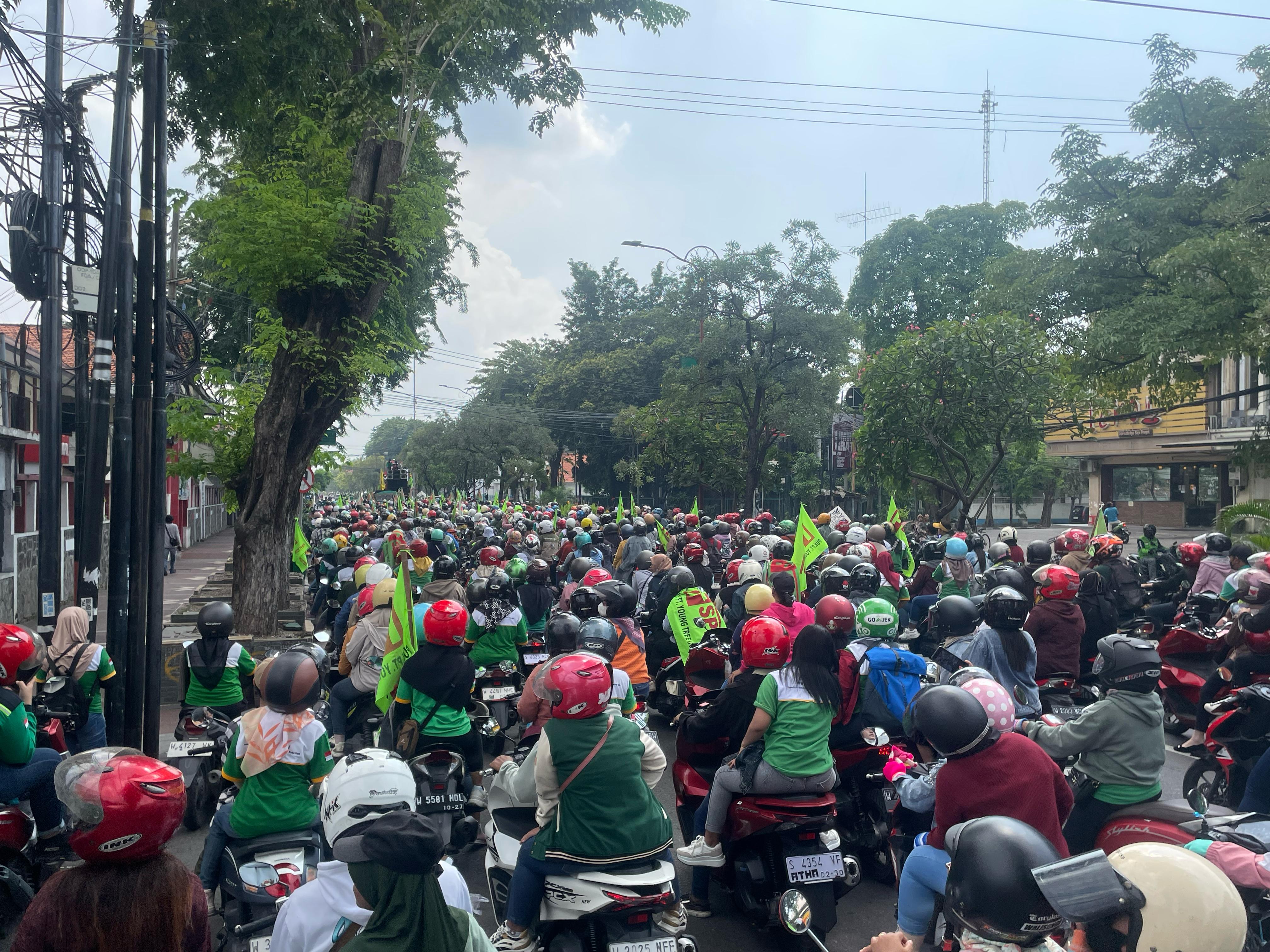 PADAT : Peringatan May Day, Ribuan buruh bergerak menuju Waru, Kamis (1/5). Polresta Sidoarjo kawal pergerakan massa.(DIKY PUTRA SANSIRI/RADAR SIDOARJO)