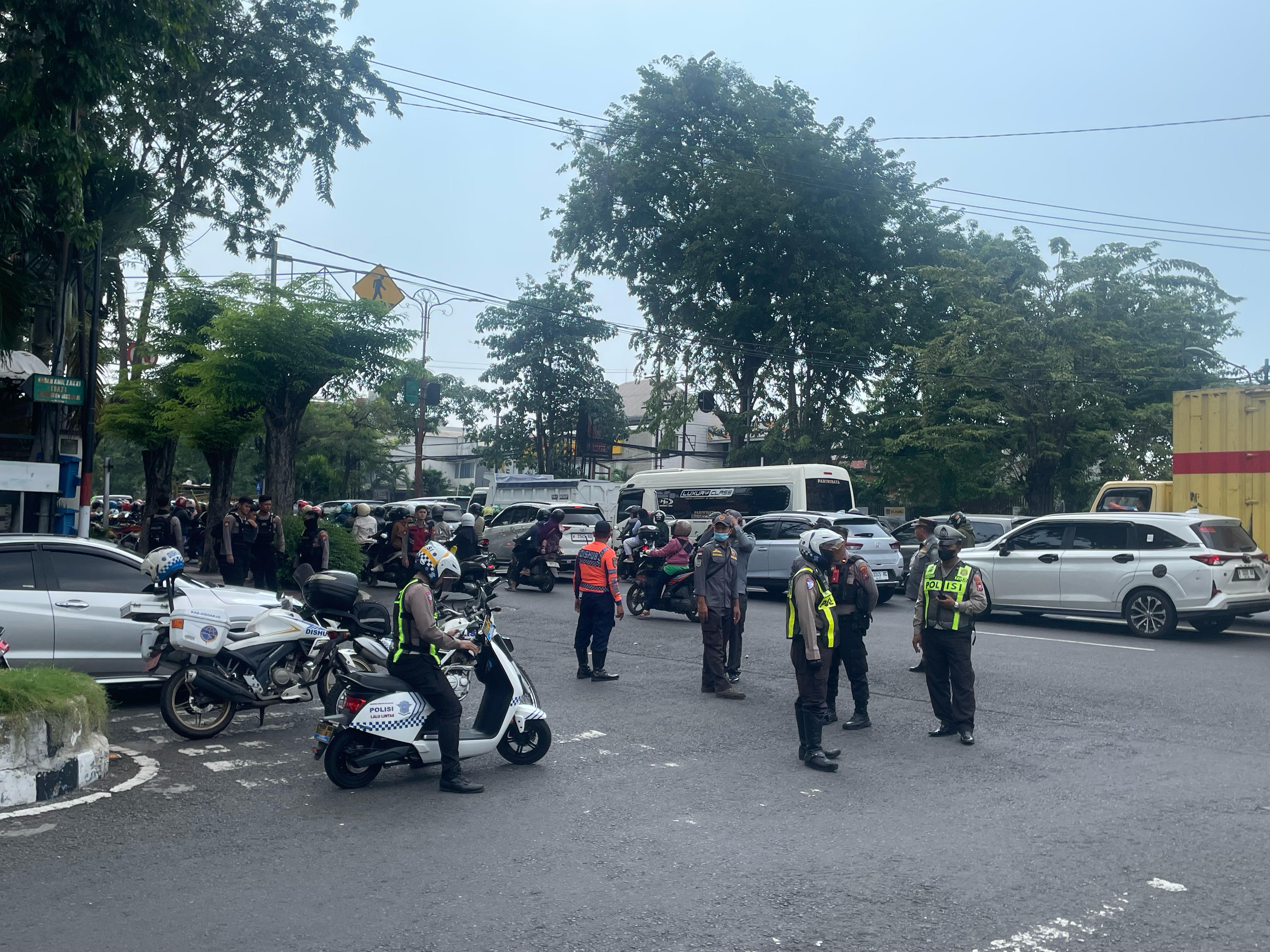 SIAGA : Anggota Polresta Sidoarjo disiagakan di sejumlah titik antisipasi pergerakan massa buruh ke Surabaya.(DIKY PUTRA SANSIRI/RADAR SIDOARJO)