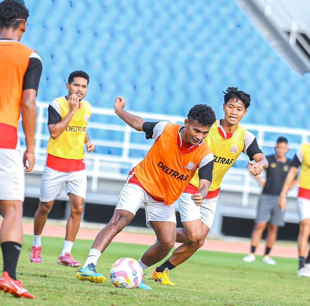 POLEMIK: Para pemain Deltras Sidoarjo saat latihan di Stadion Gelora Delta. (IST)