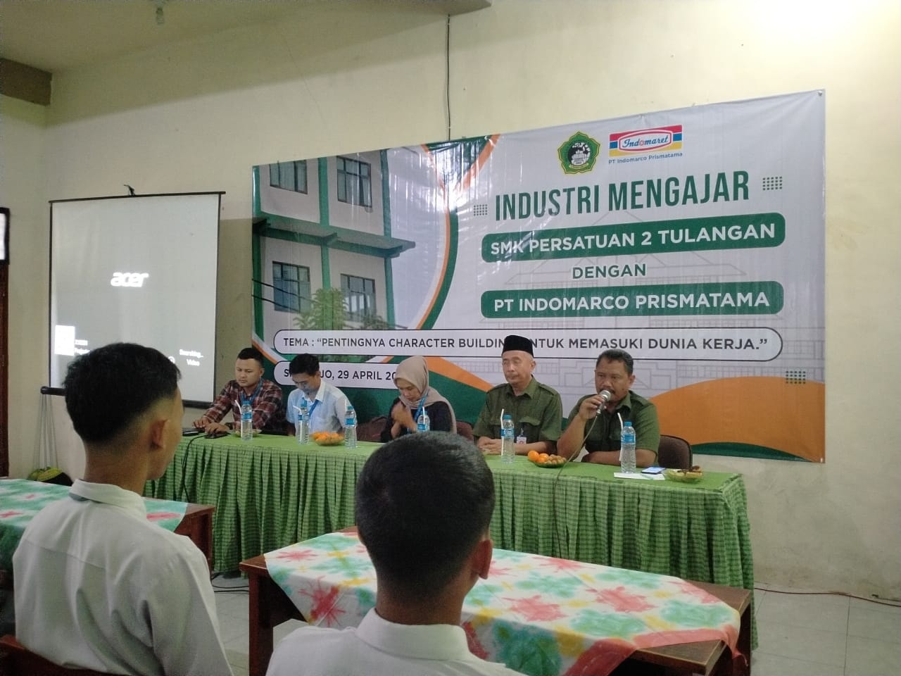 BERIKAN PEMAHAMAN: Perwakilan Indomaret saat memberikan materi di hadapan para siswa. (ANAS/RADAR SIDOARJO)