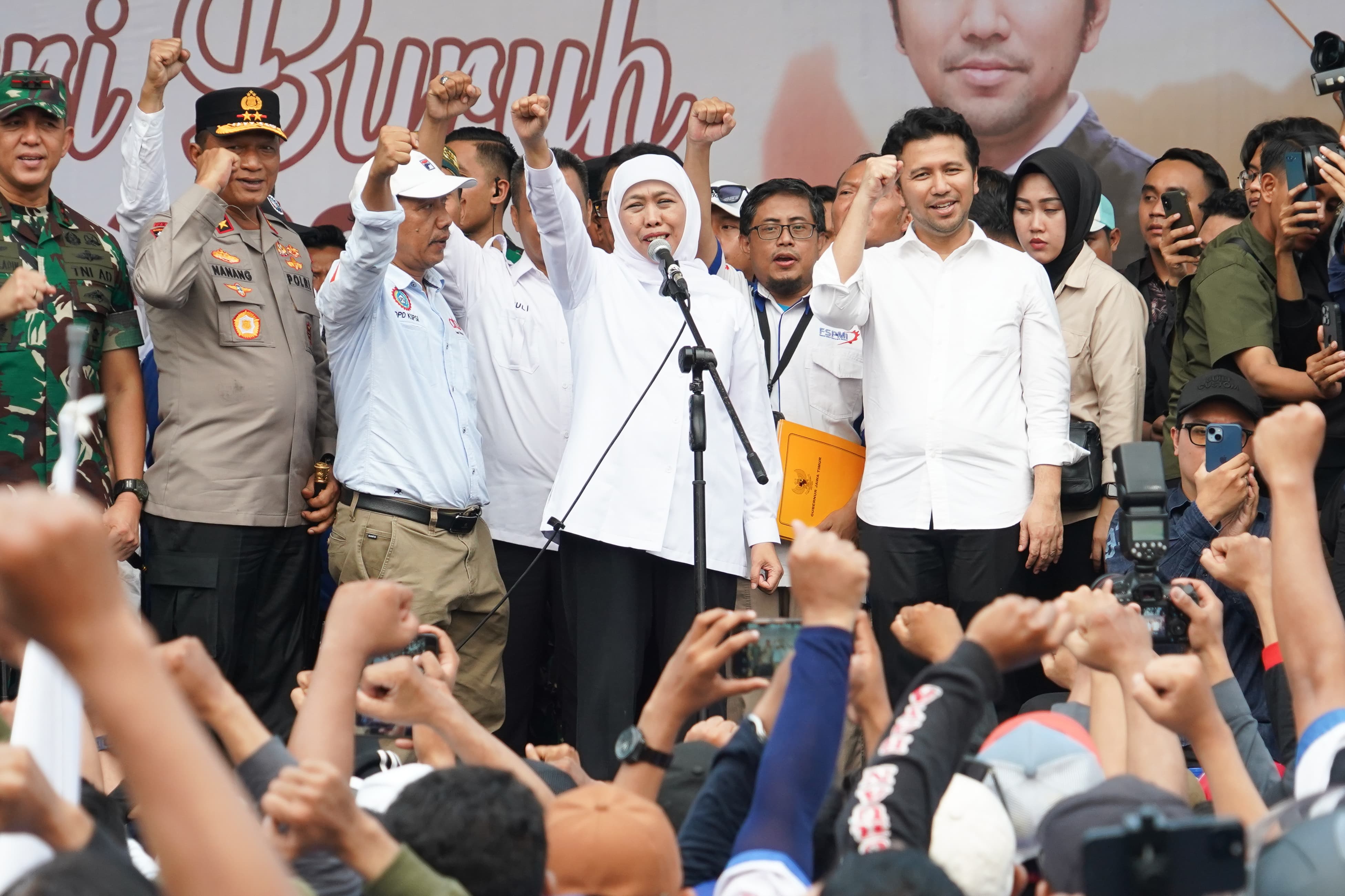 KOMPAK: Gubernur Jawa Timur Khofifah Indar Parawansa mau mendengar langsung suara buruh.