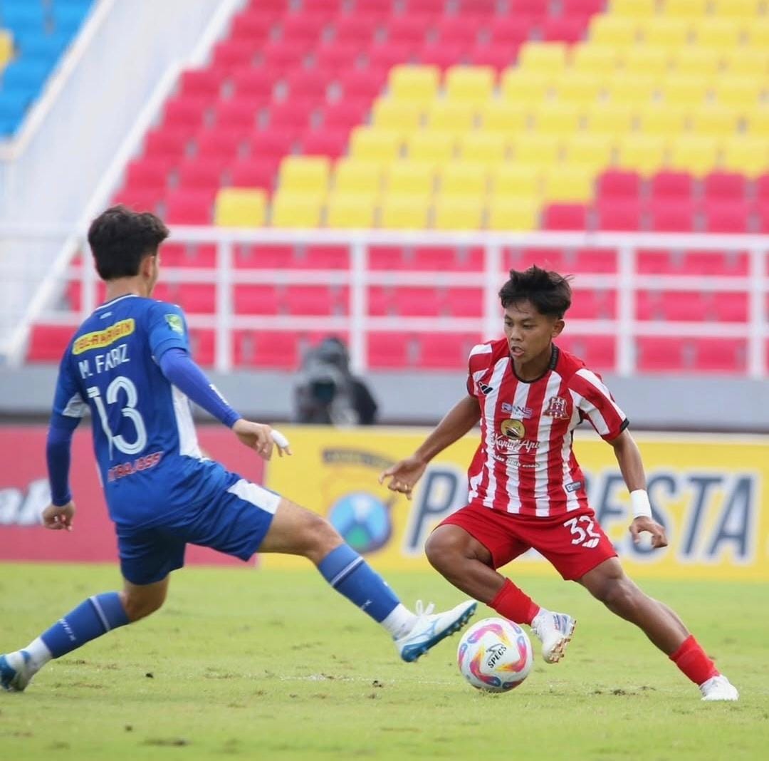 NGEYEL: Pemain Deltras Sidoarjo (kanan) saat berlaga di Liga 2 musim 2024/2025. (IST)