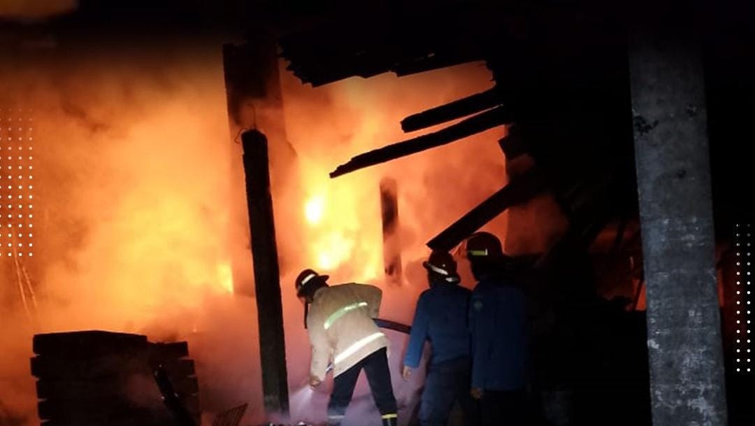 MENYALA: Petugas berjibaku memadamkan api di lokasi kebakaran, Kamis (1/5) malam.