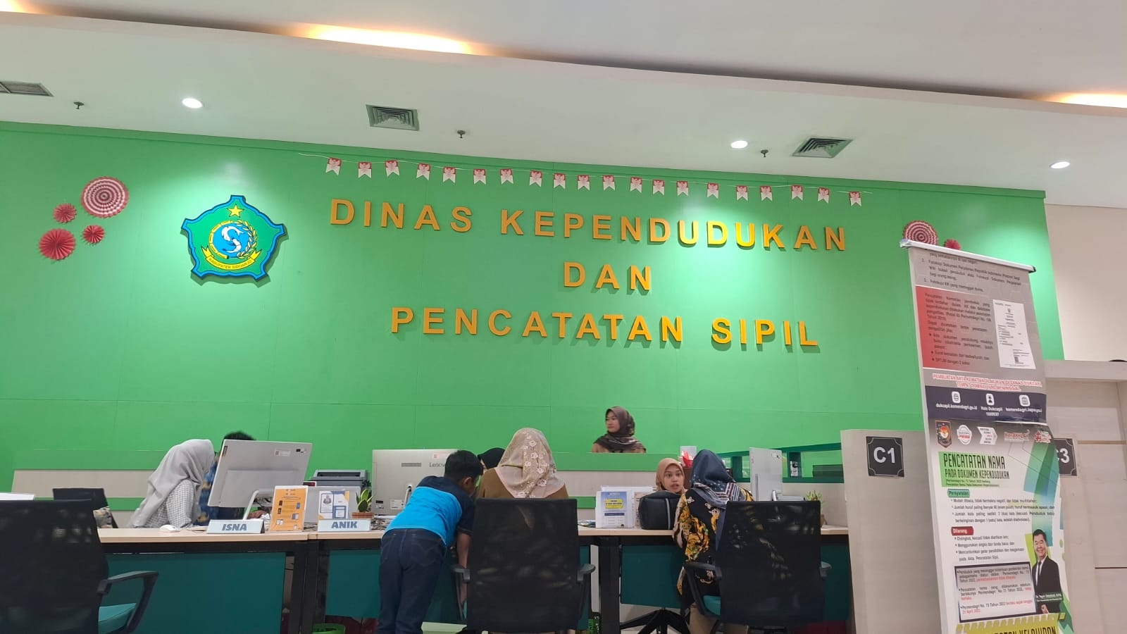 PENCETAKAN: Warga saat antre cetak E-KTP di Mal Pelayanan Publik. (M SAIFUL ROHMAN/RADAR SIDOARJO)