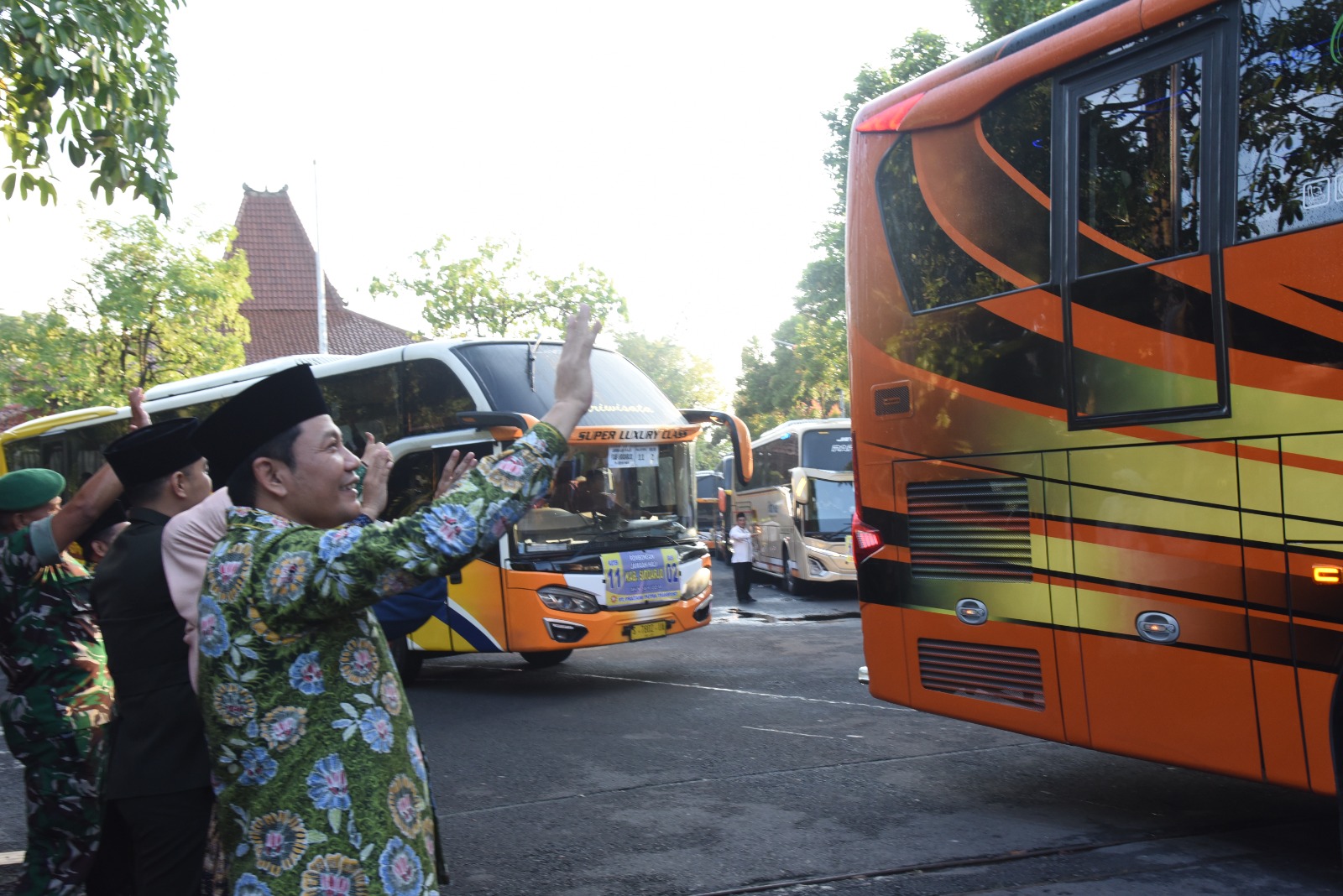 IBADAH: Bupati Sidoarjo Subandi saat memberangkatkan CJH Kota Delta Kloter 11.