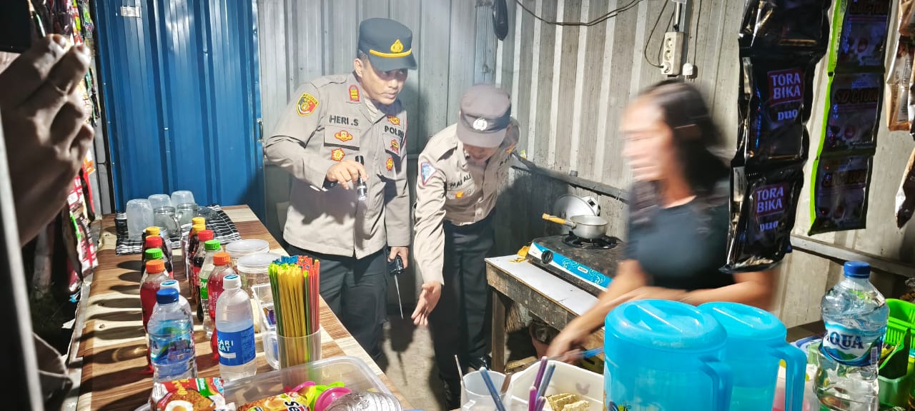 TEGAS : Kapolsek Tarik gelar razia ke warung remang-remang di Tarik.