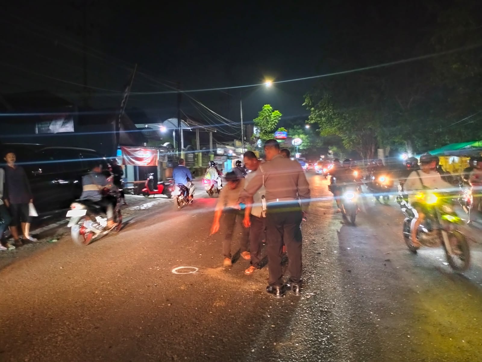 OLAH TKP : Polisi melakukan penyelidikan di lokasi kecelakaan di Jalan Raya Kemerakan, Krian, Sidoarjo. (IST/RADAR SIDOARJO)