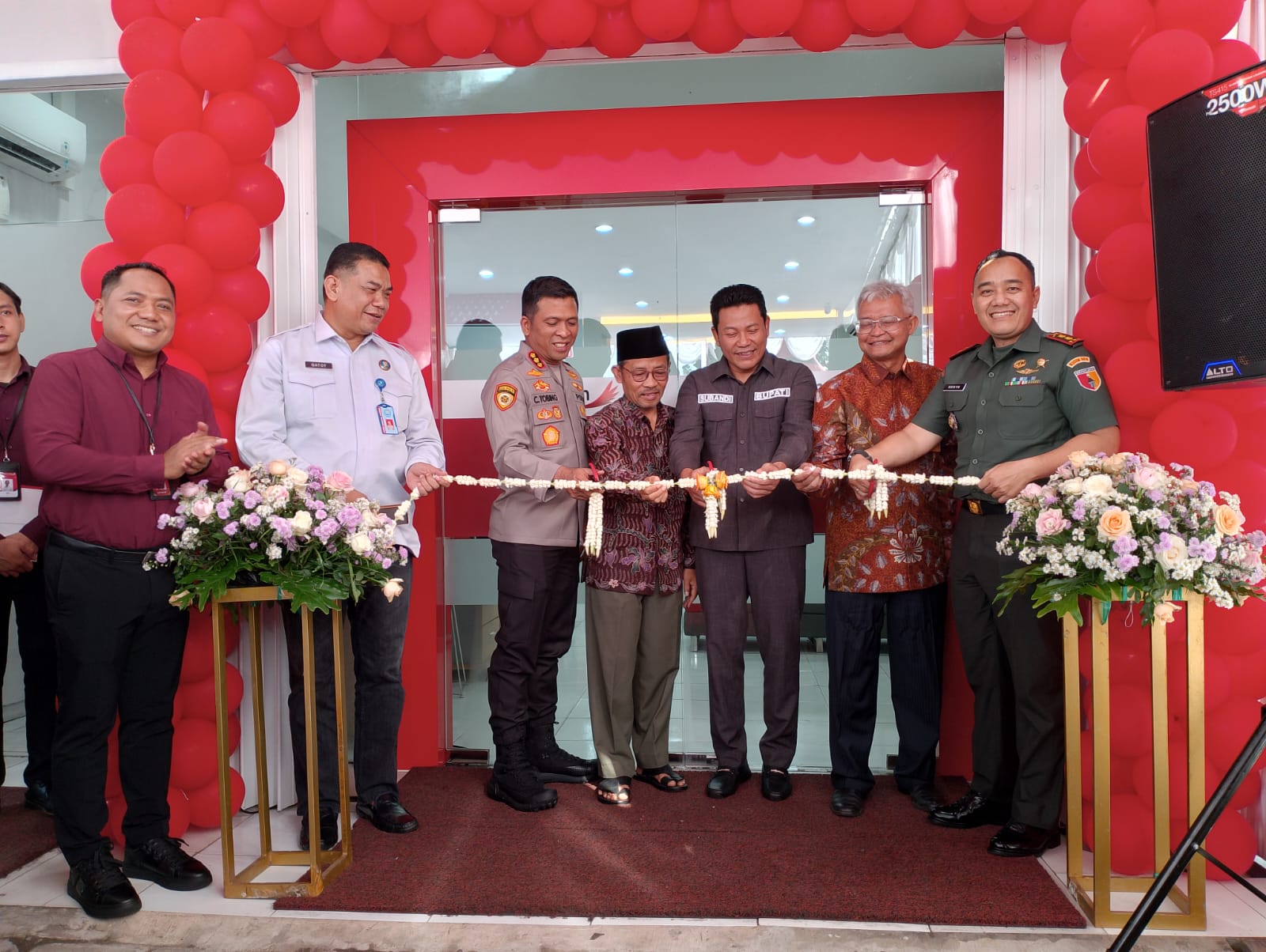 PINDAH KANTOR: Bupati Sidoarjo Subandi saat resmikan kantor baru Bank Jatim Capem Waru didampingi Kepala Cabang Bank Jatim Sidoarjo, Suyatno. (INDRA WIJAYANTO/RADAR SIDOARJO)